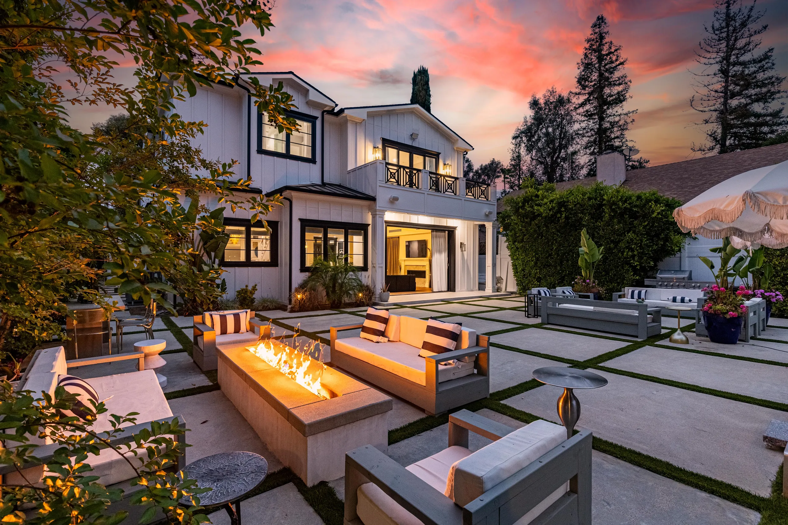 Exclusive Tarzana Haven with Private Pool, Spa and Stone Fireplace — photograph 5