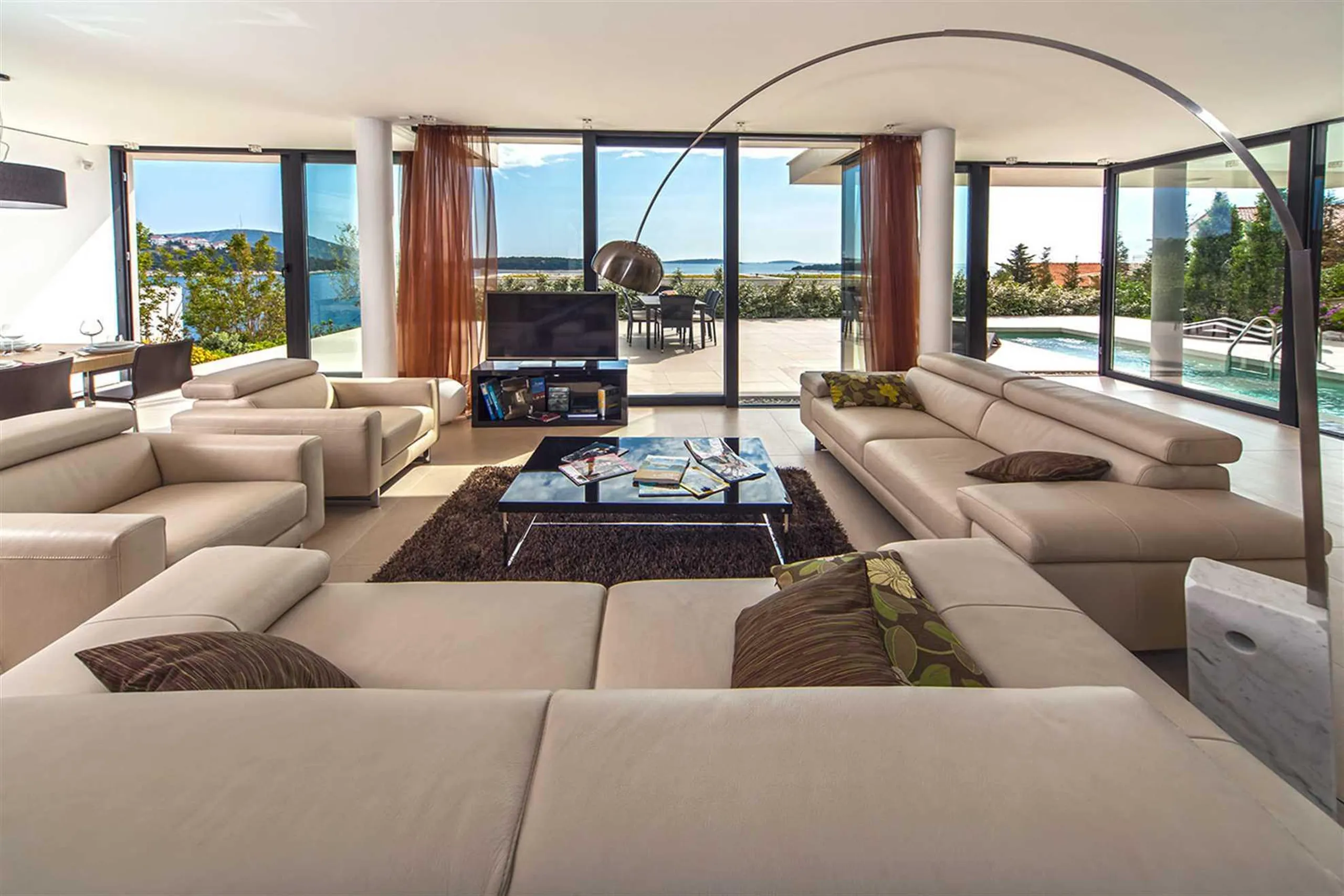 Ornate Villa with Pool and Adriatic Coast Views — photograph 8