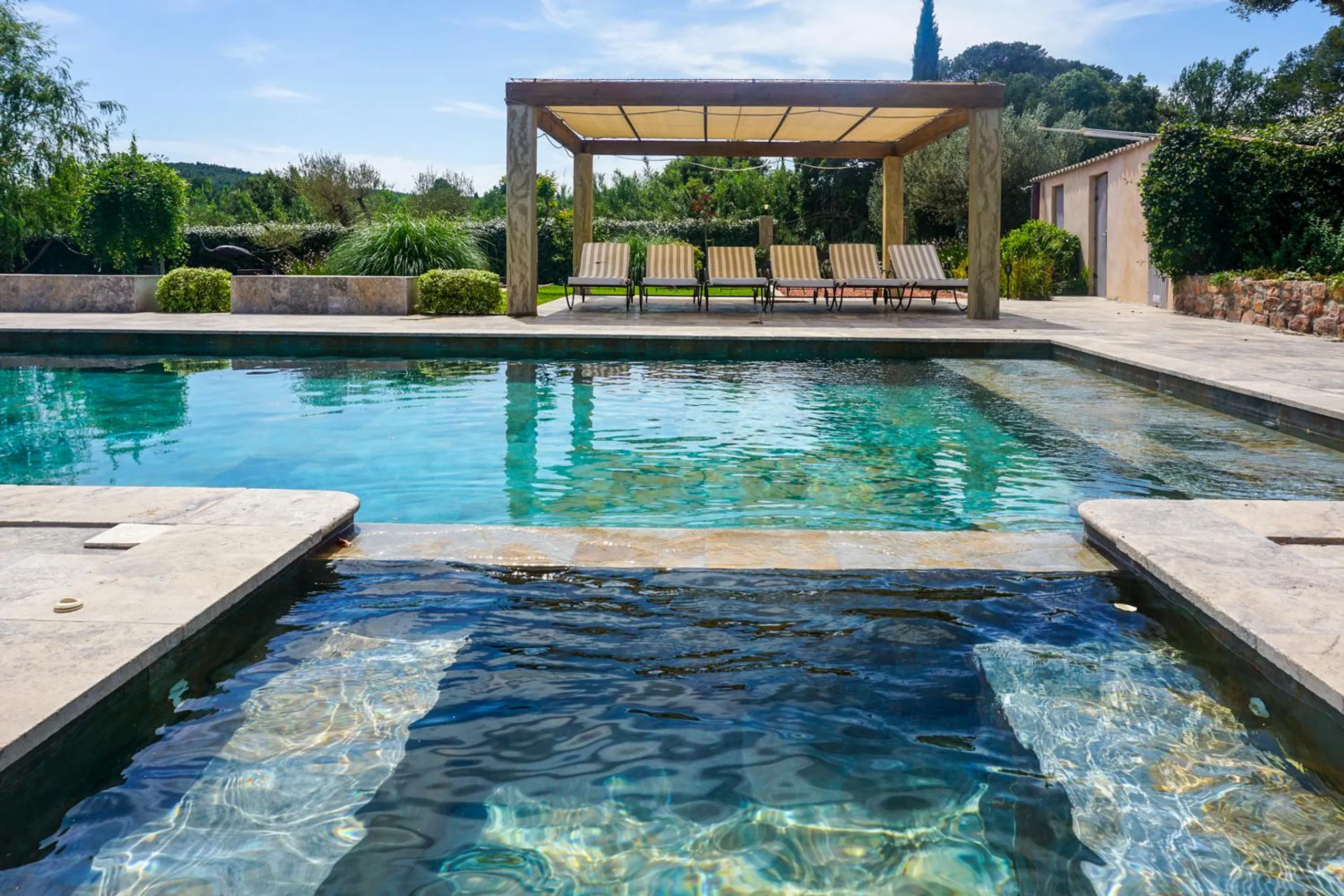 Captivating 4BR Villa with Private Pool and Vineyards, Cuers