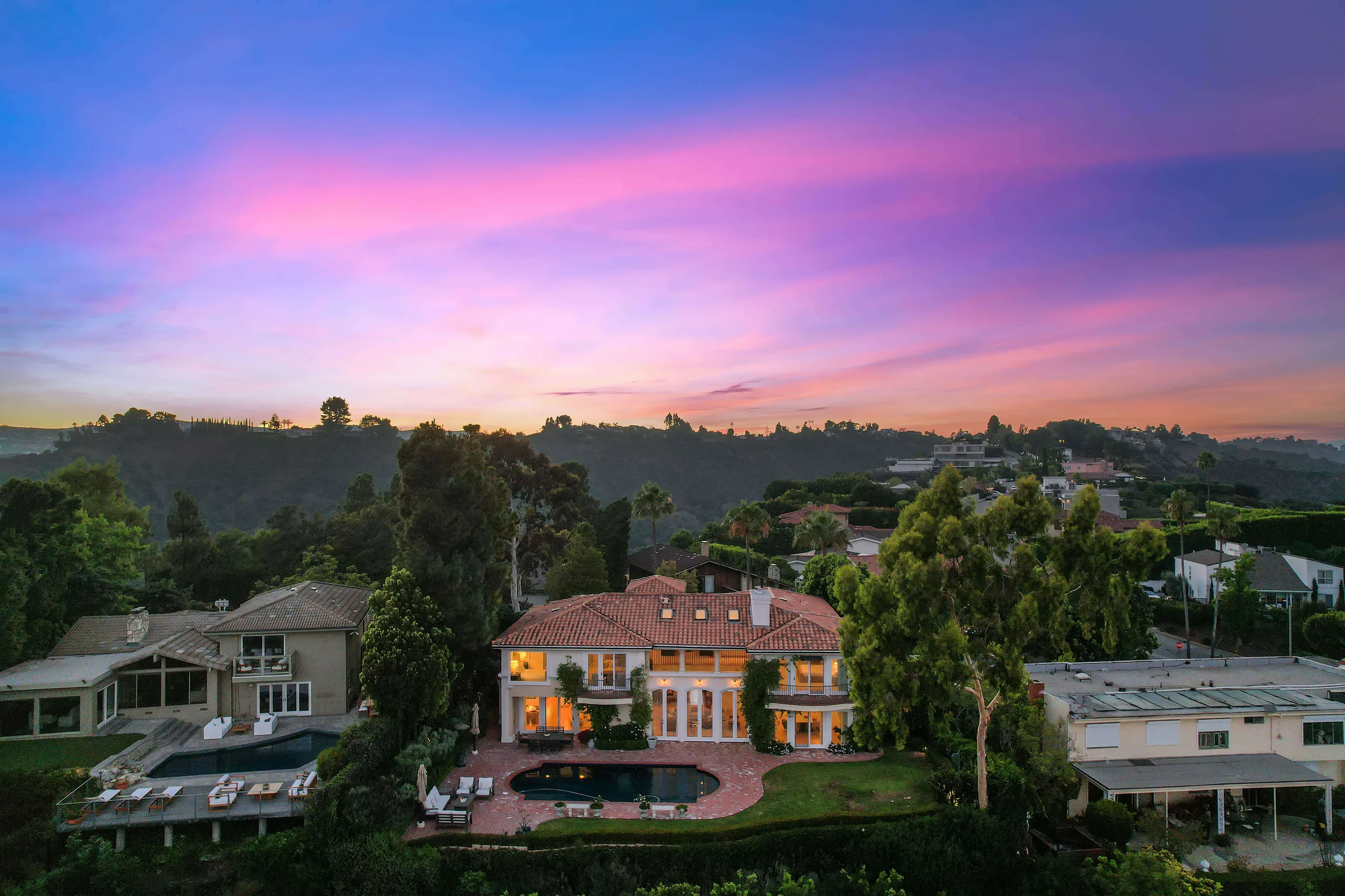 Timeless Bel Air Sanctuary with City Views, Pool & Grassy Grounds — photograph 8