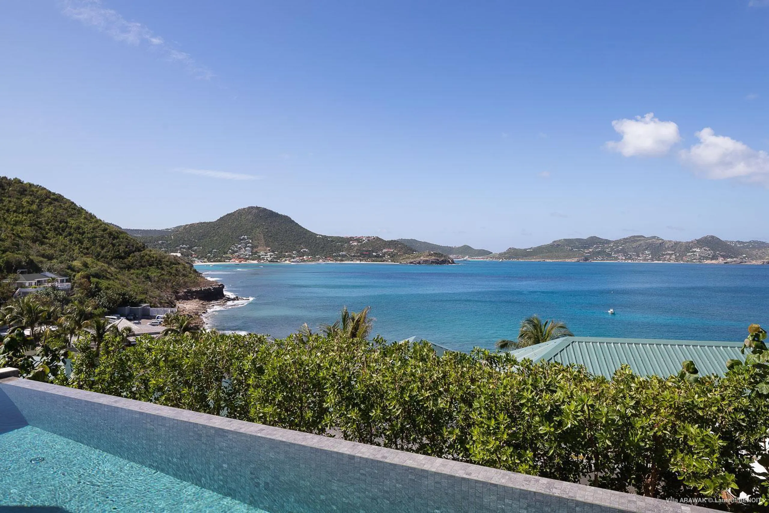 Chic Seaview Villa with Private Pool and Outdoor Grill — photograph 4