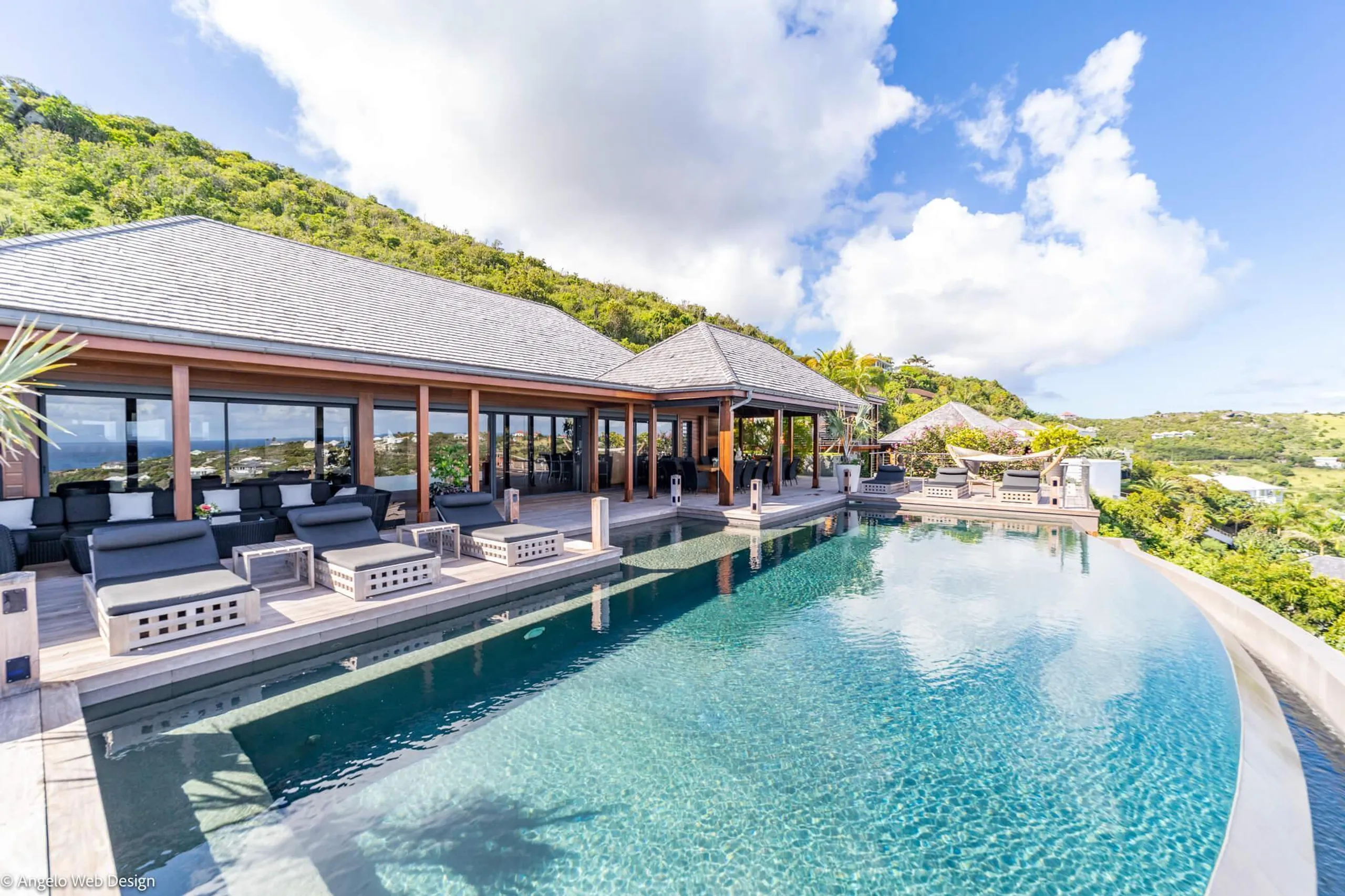 Elegant Hillside Villa with Infinity Pool and Panoramic Views — photograph 2