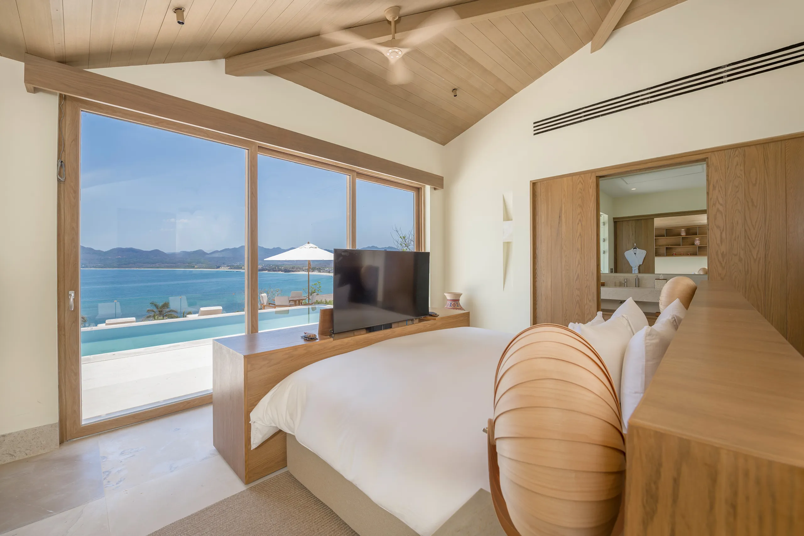 Prestigious Oceanfront Villa with Heated Pool and Jacuzzi — photograph 12