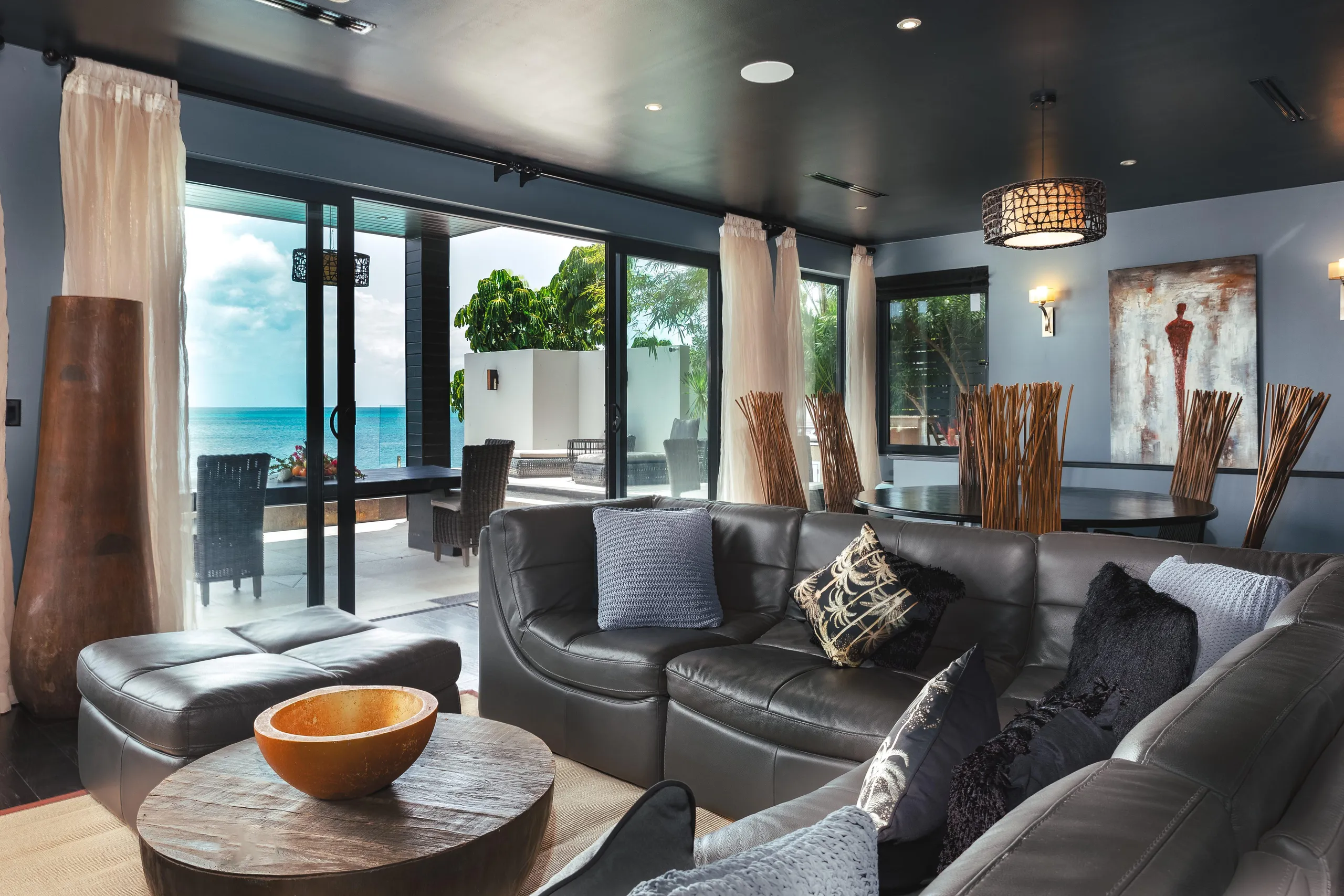Detached Four-Bedroom Villa with Private Infinity Pool and Ocean Views — photograph 6