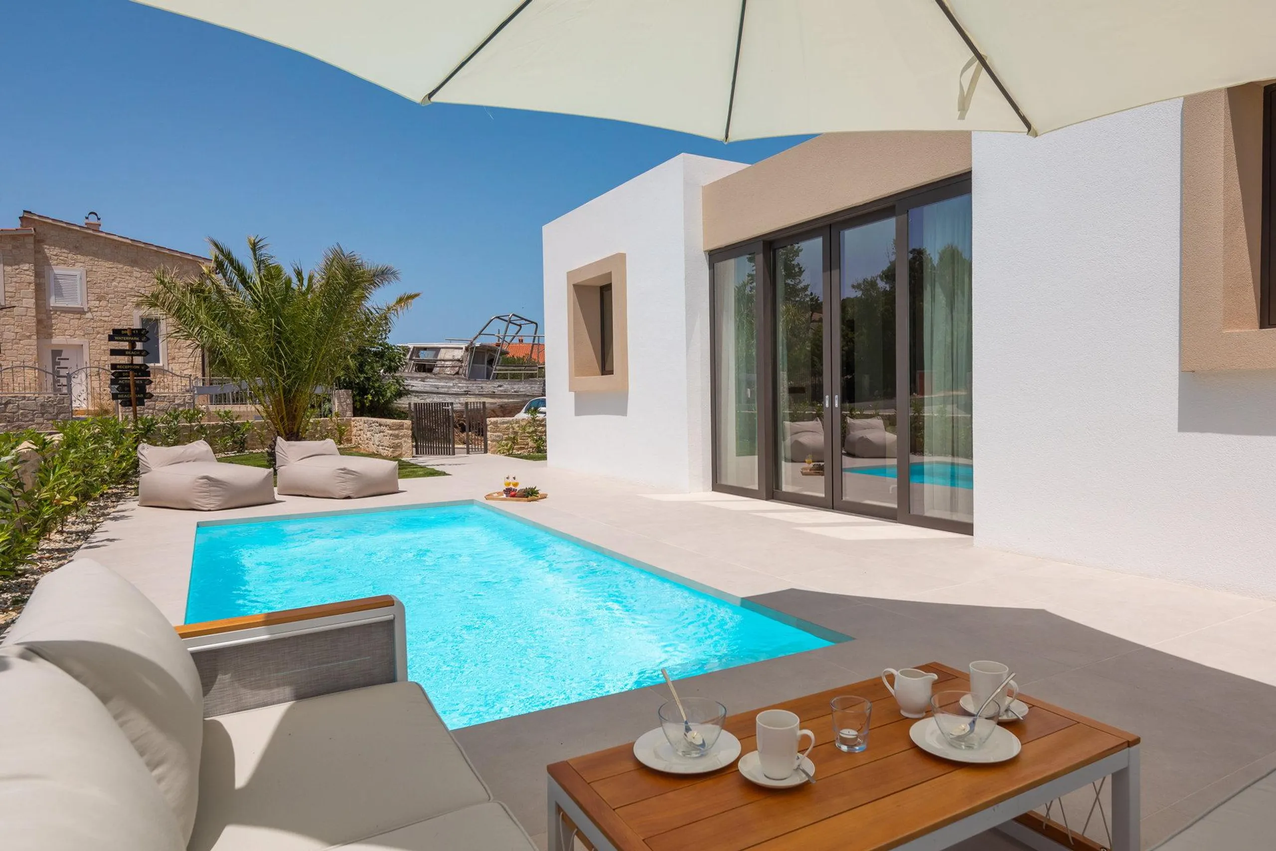 Gleaming Modern Villa with Pool and Sea Views — photograph 2