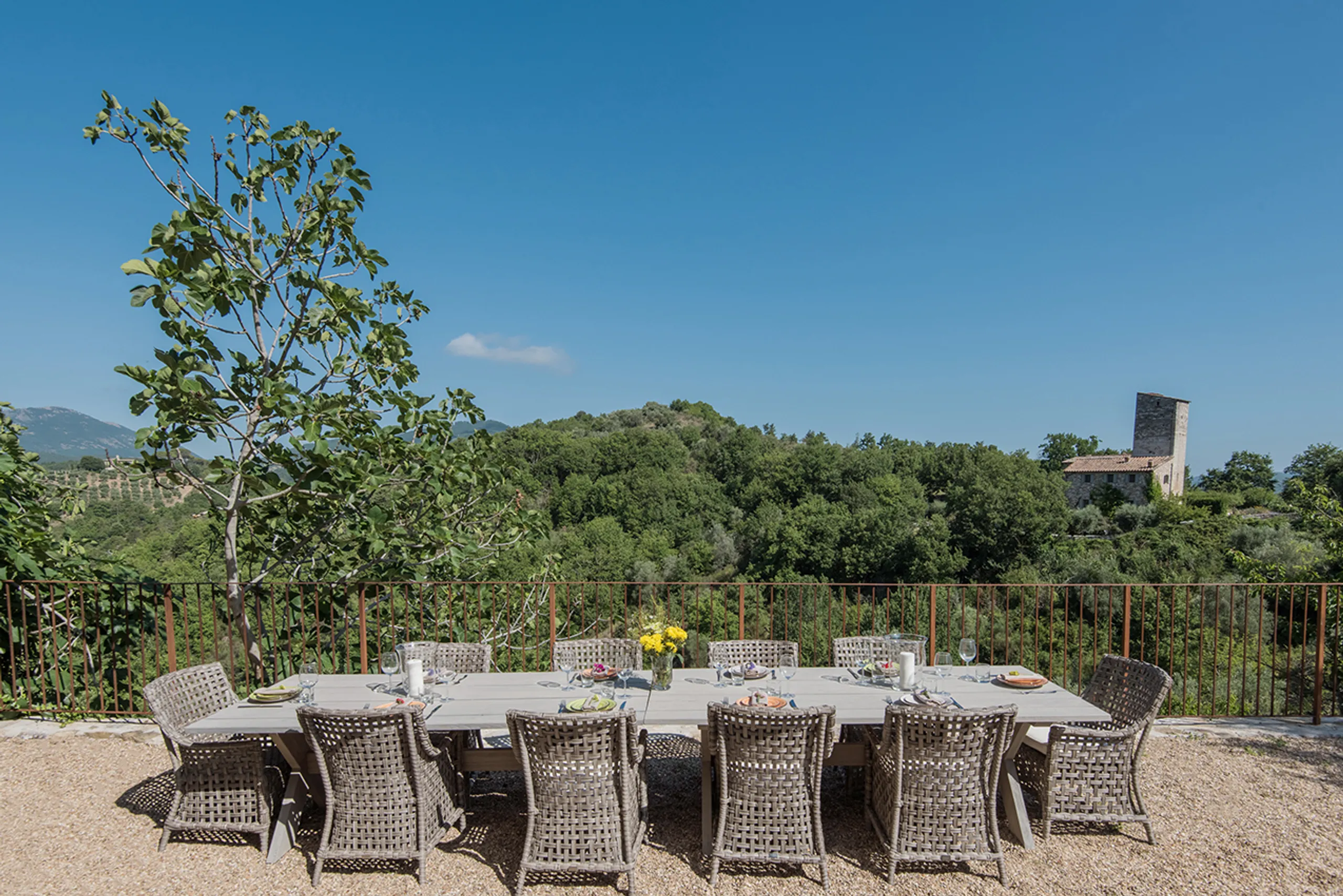 Opulent Perugian Charm with Private Pool and Overlooking Mountain Views — photograph 4