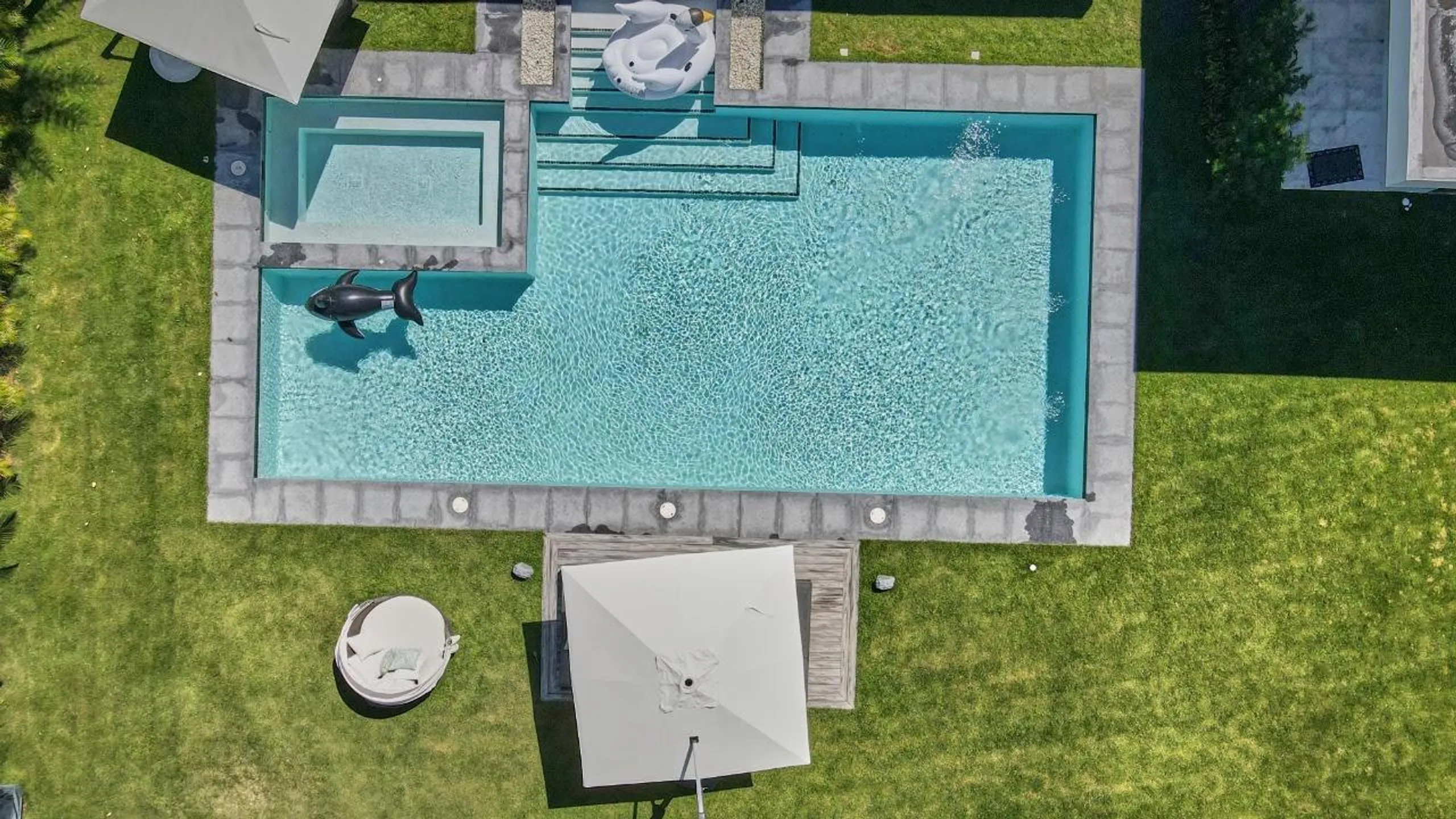 Captivating Villa with Private Pool and  Golf Course Views — photograph 2