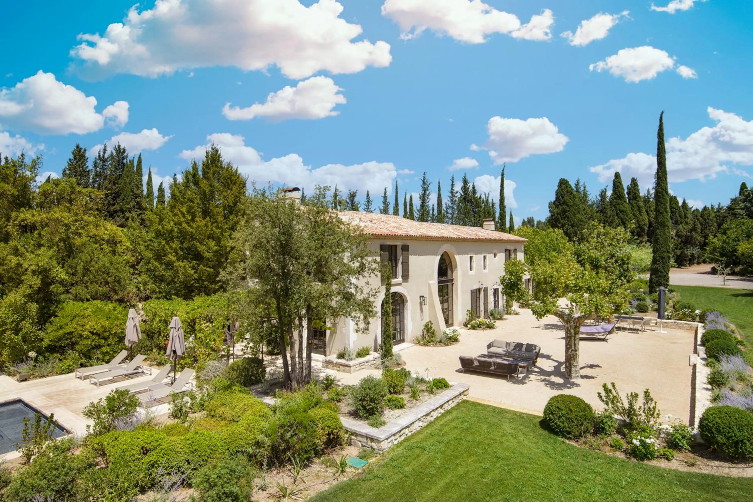 Serene Splendor Retreat with Poolside and Mountain Views — photograph 6