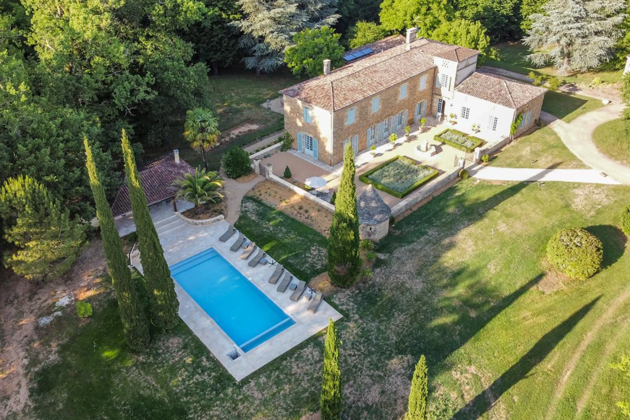 Elegant Historic Villa with Private Pool and Garden Water, Carsac Aillac