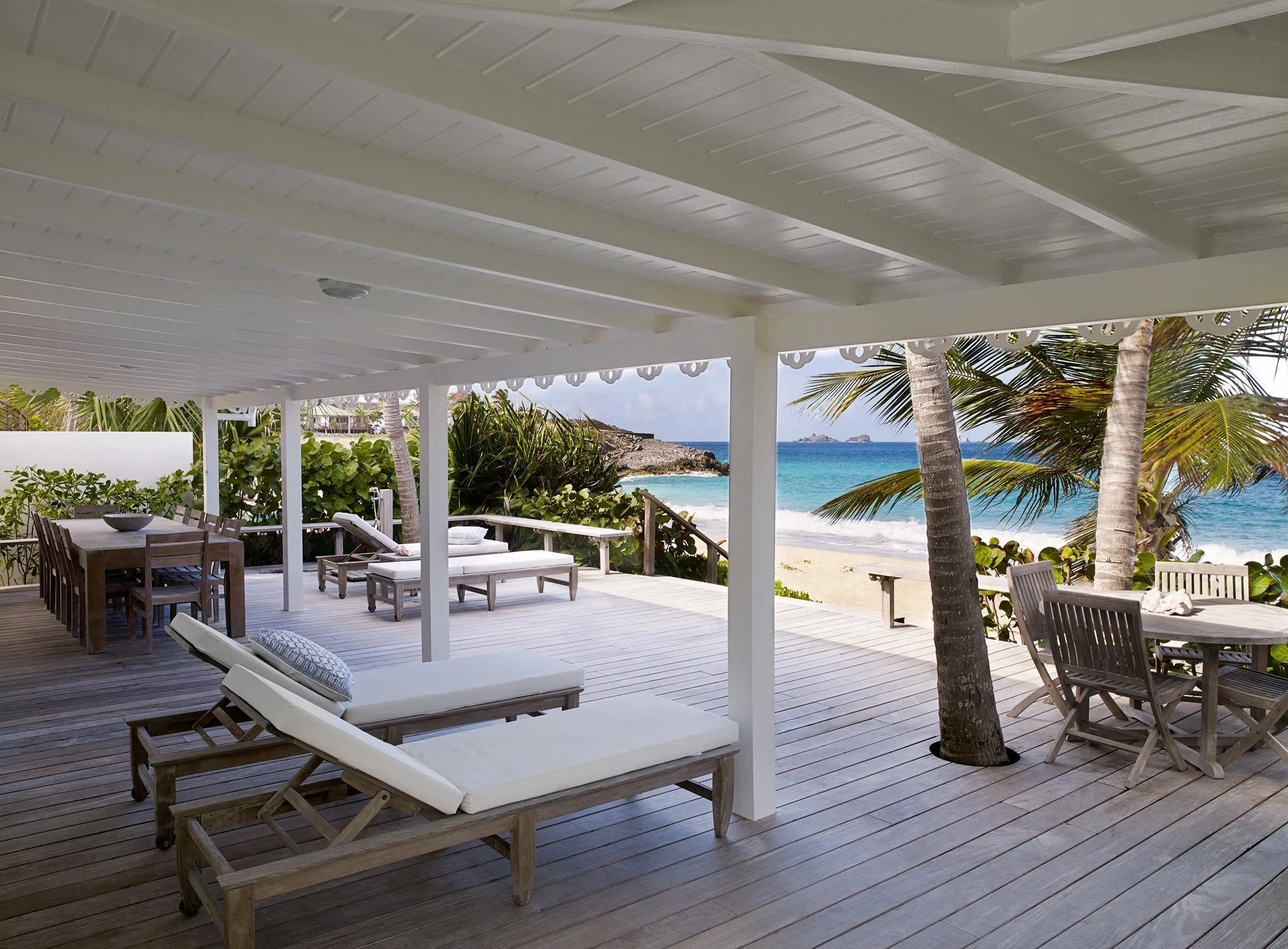 Majestic Beachfront Villa with Walks to Beach and Tropical Garden Grounds, Flamands Beach