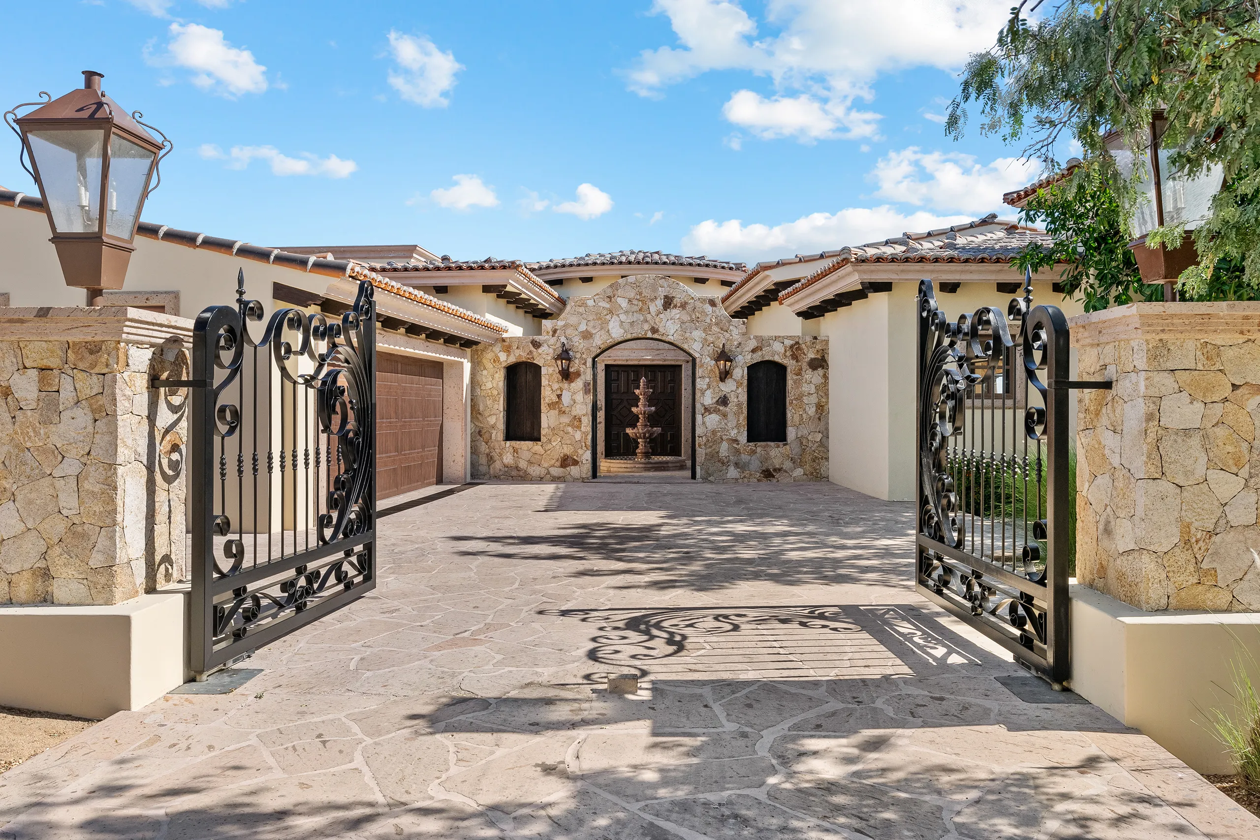 Breathtaking Puerto Los Cabos Hillside Villa with Infinity Pool and Ocean Views — photograph 5