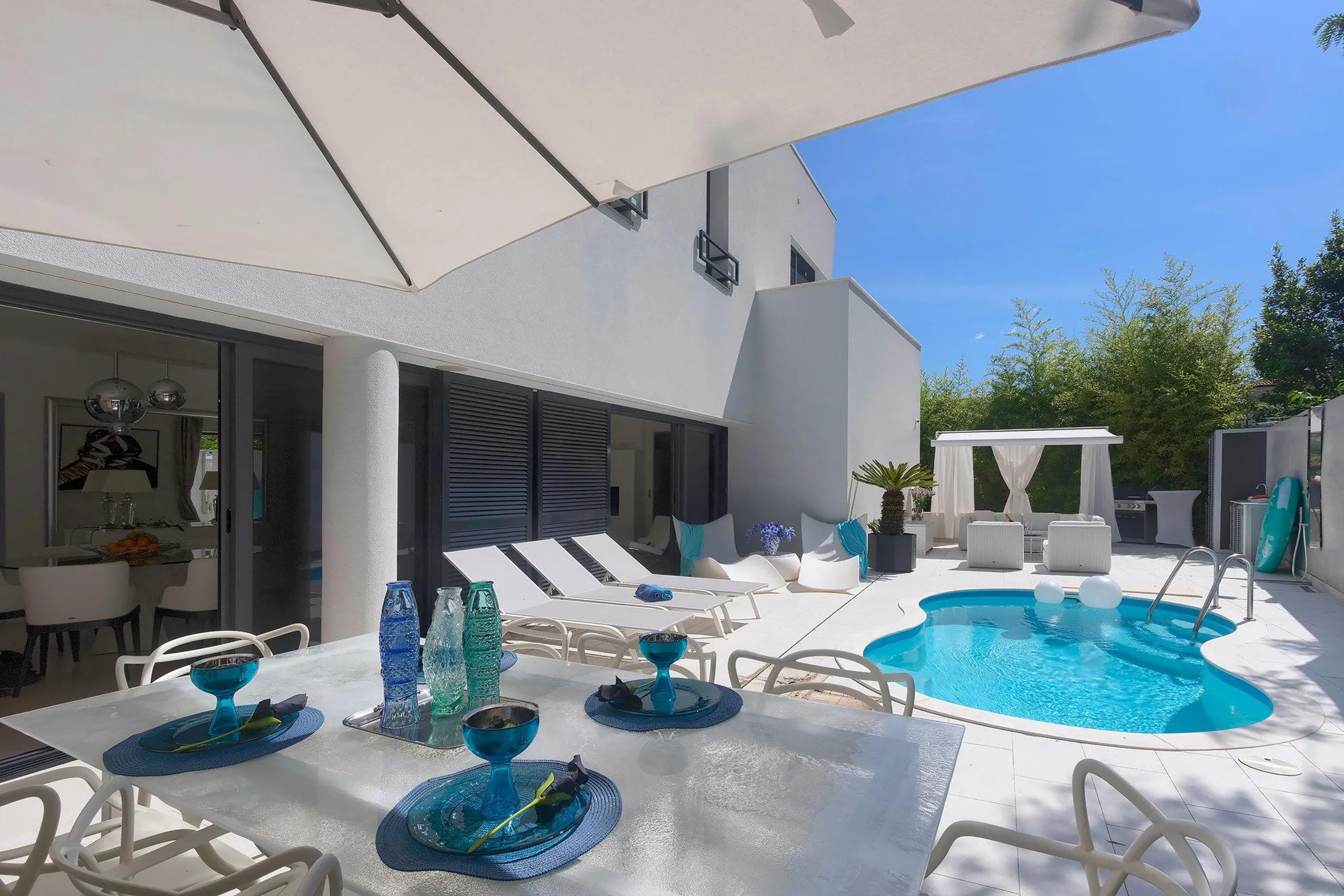 Glorious Contemporary Haven with 4-BR Villa and Tantalizing Heated Infinity Pool — photograph 8
