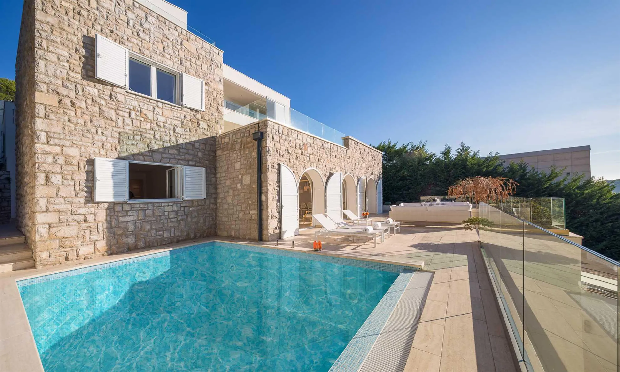 Elegantly Appointed Villa in the Center of Primošten with Large Private Swimming Pool, and Views of Mediterranean Greenery and Infinite Sea — photograph 3