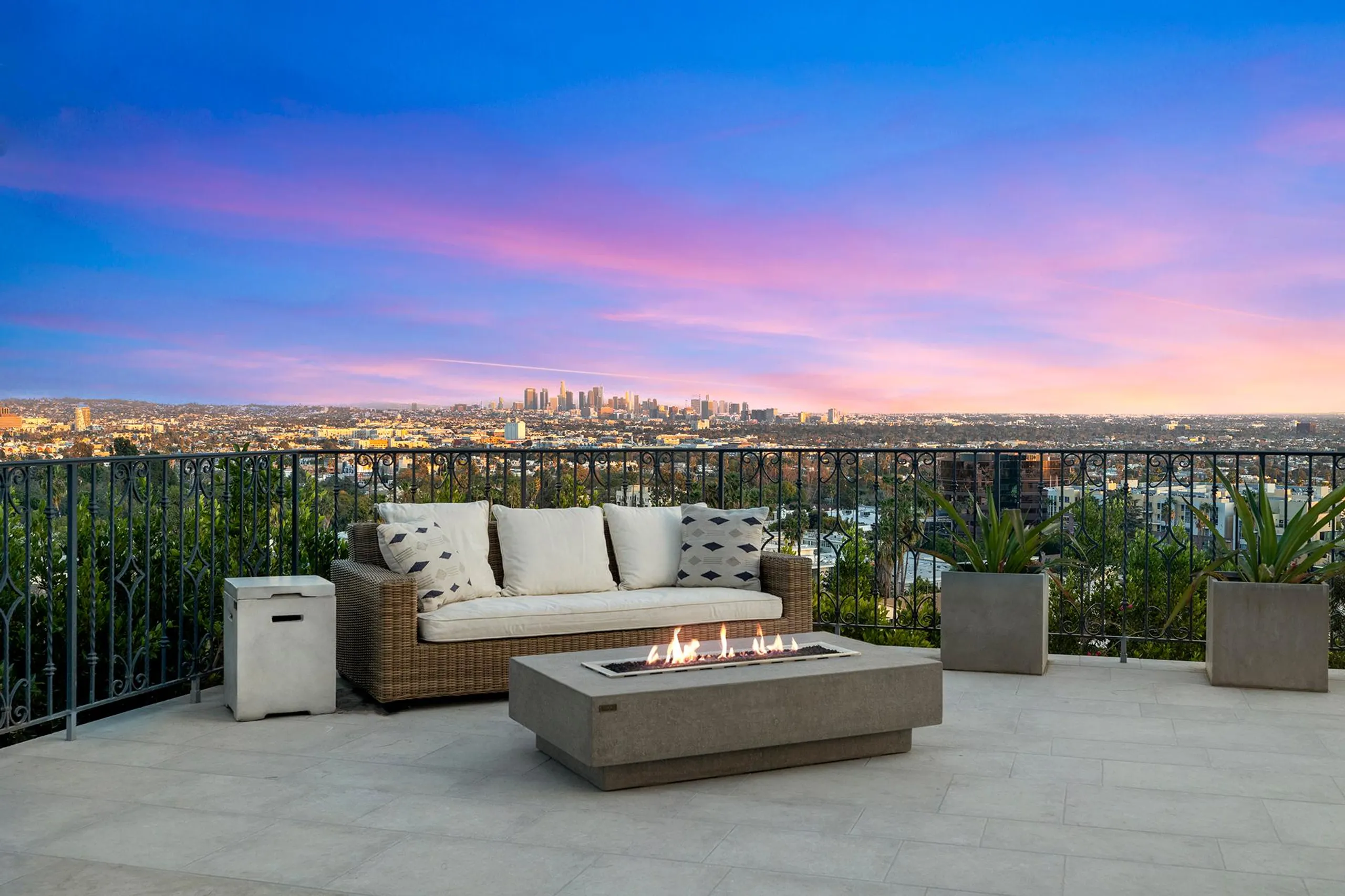 Mediterranean-Style Hollywood Hills Estate with Infinity Pool, Entertainment Room, and Panoramic Views — photograph 4