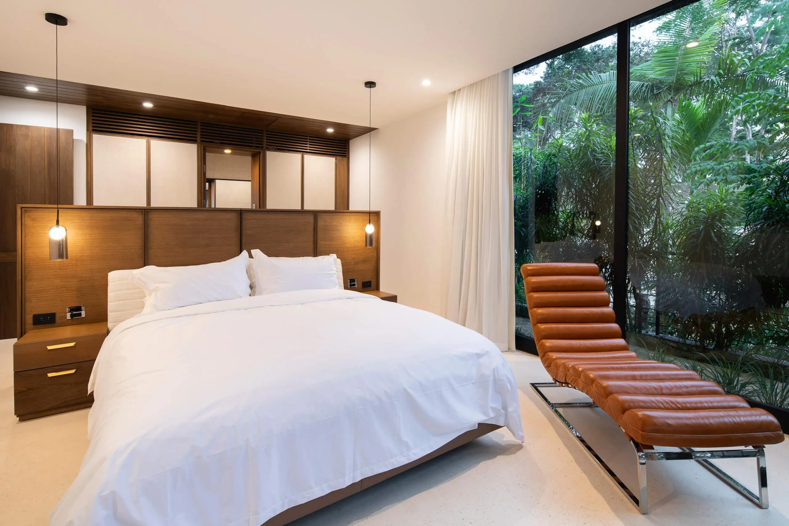 Chic 5-Bedroom Villa with Ocean Views and Infinity Pool — photograph 12