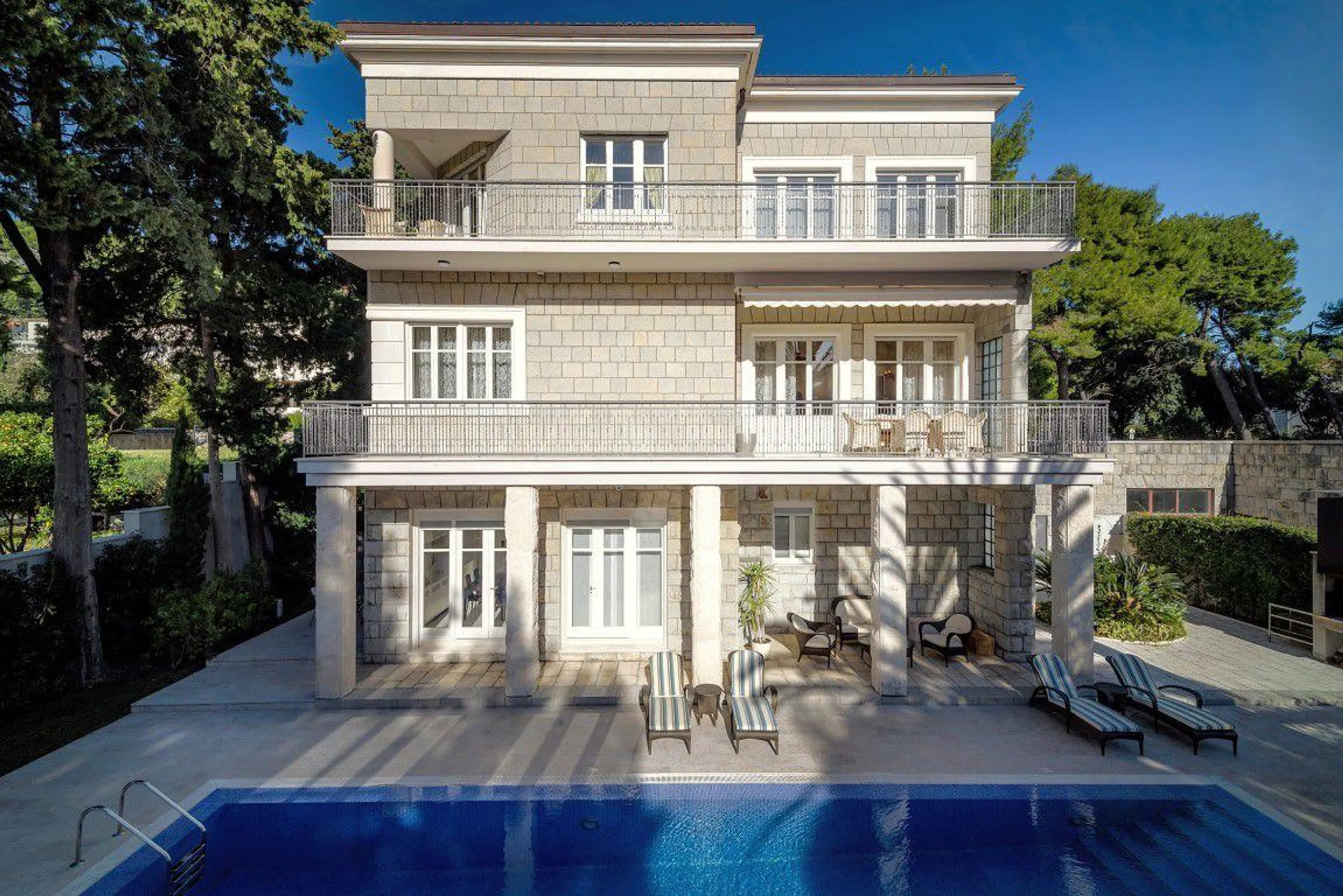 Upscale Picturesque Villa with Private Pool and Jacuzzi — photograph 2