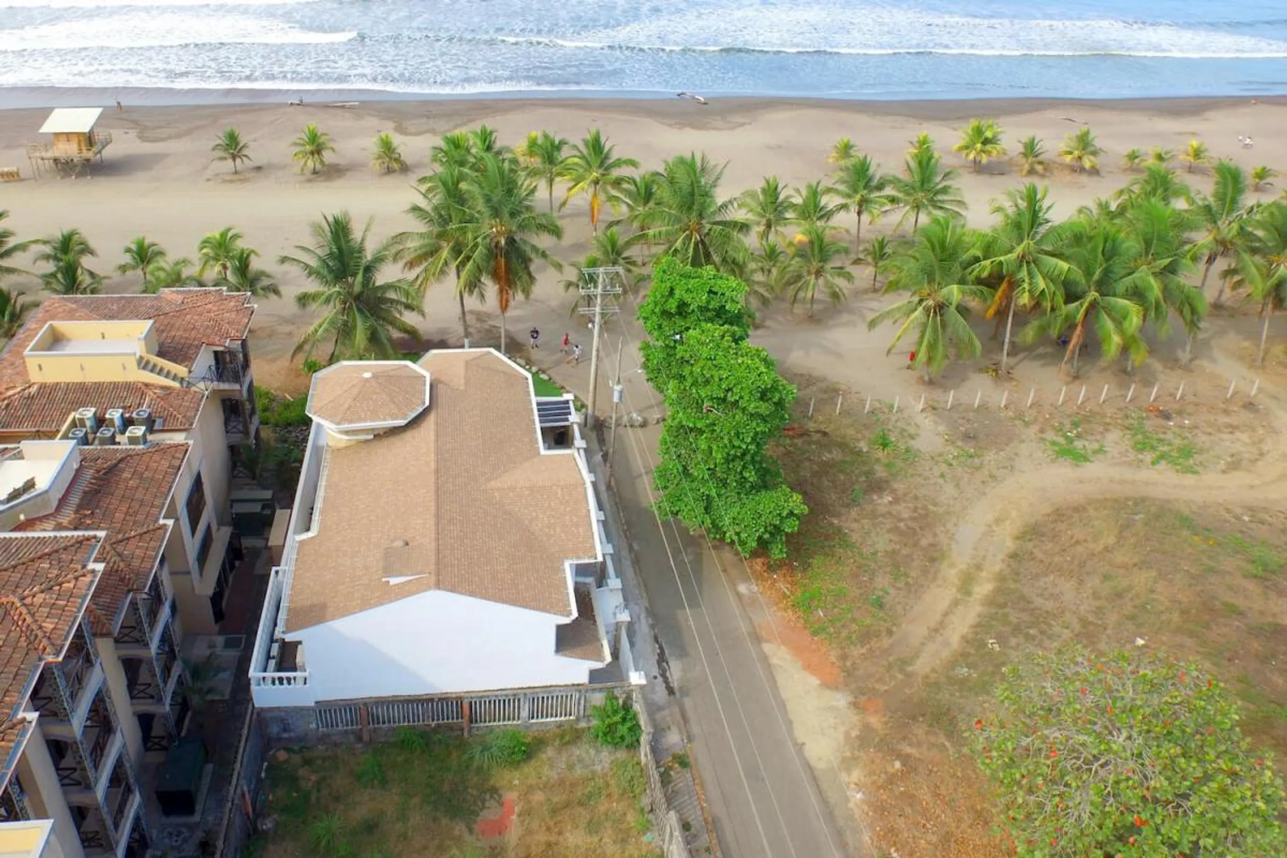 Deluxe Beachfront Nine Bedroom Villa with Private Pool and Ocean View — photograph 5