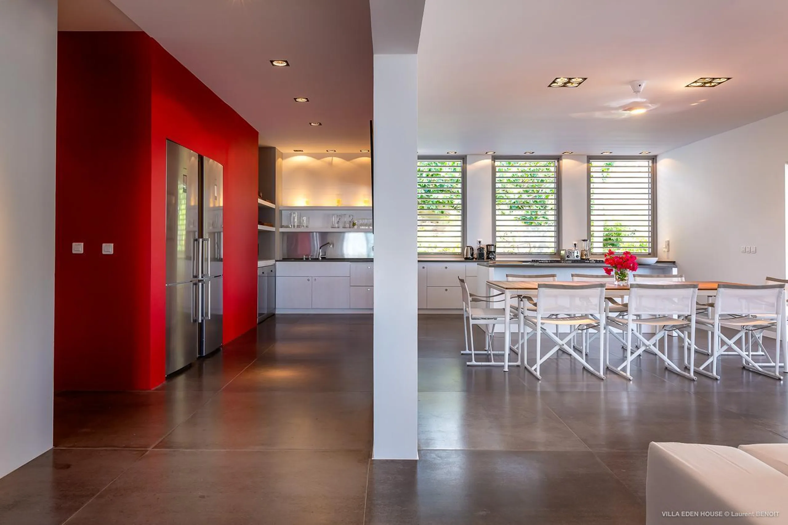 Sophisticated Seaside Villa with Infinity Pool and Walks to Beach — photograph 10