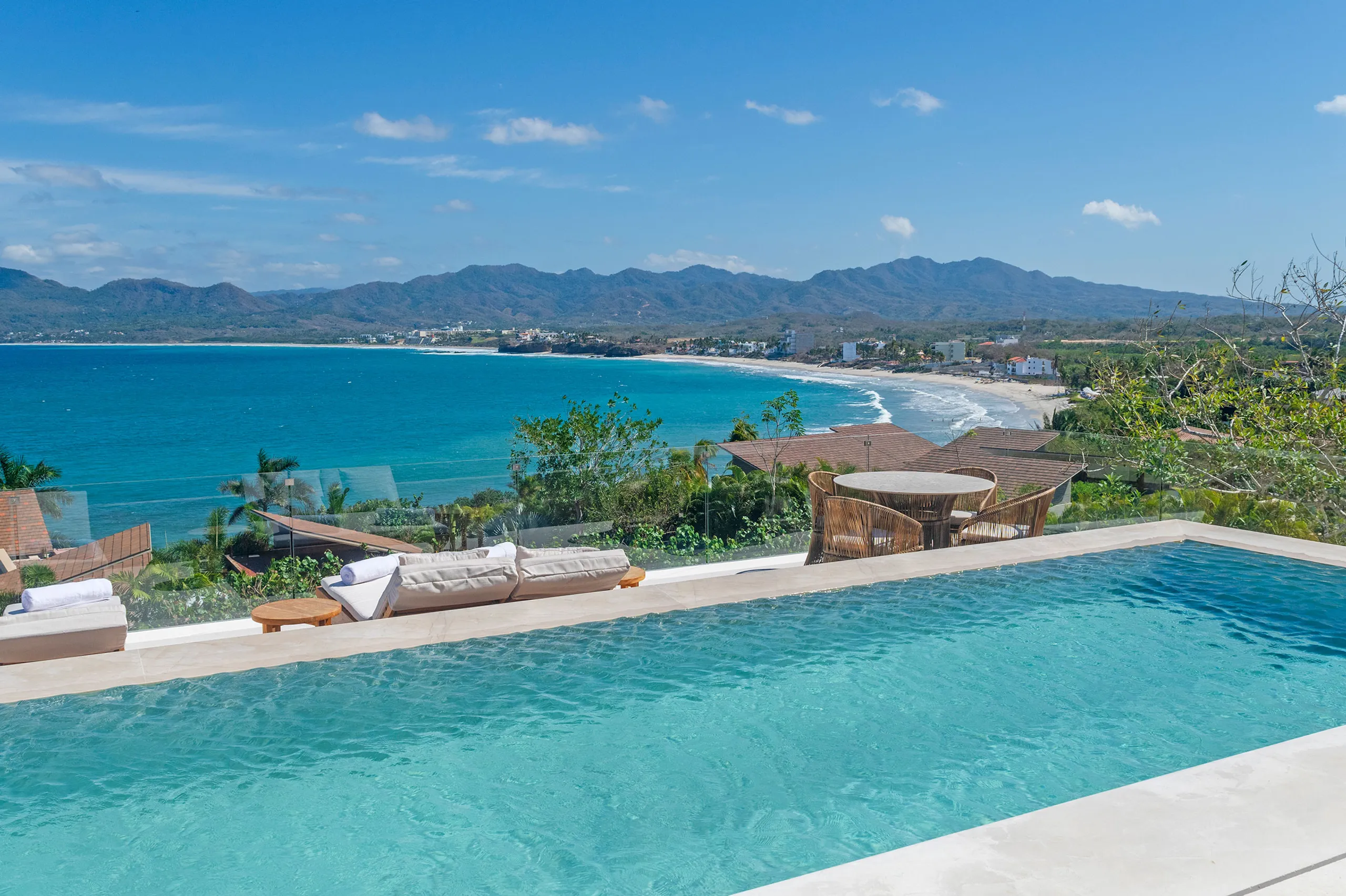 Majestic Oceanview Kupuri Estate with Infinity Pool, Golf Simulator, and Sauna with Ocean Views — photograph 5