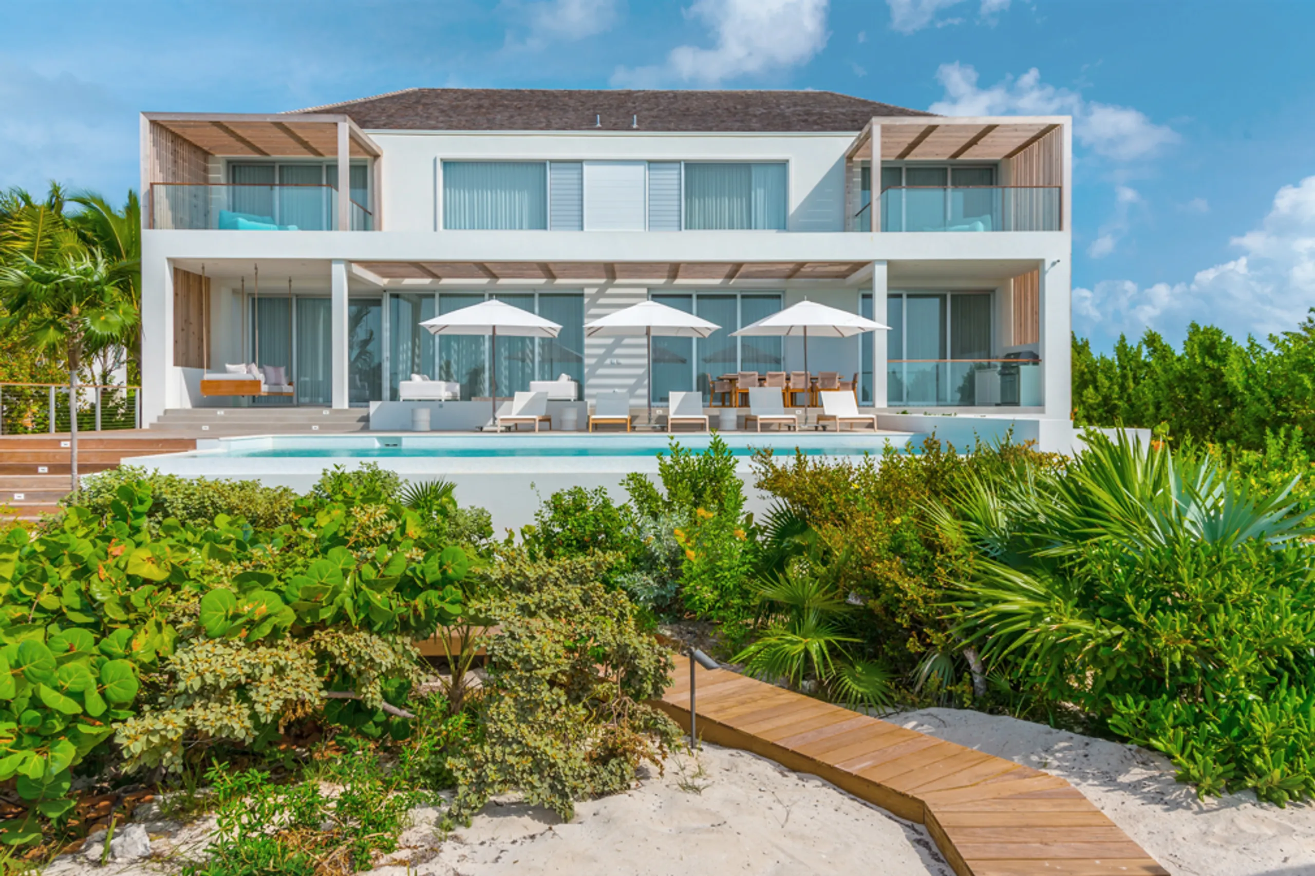 Ultra Modern Contemporary Luxury Beachfront Villa with Infinity Pool and Ocean Views — photograph 5