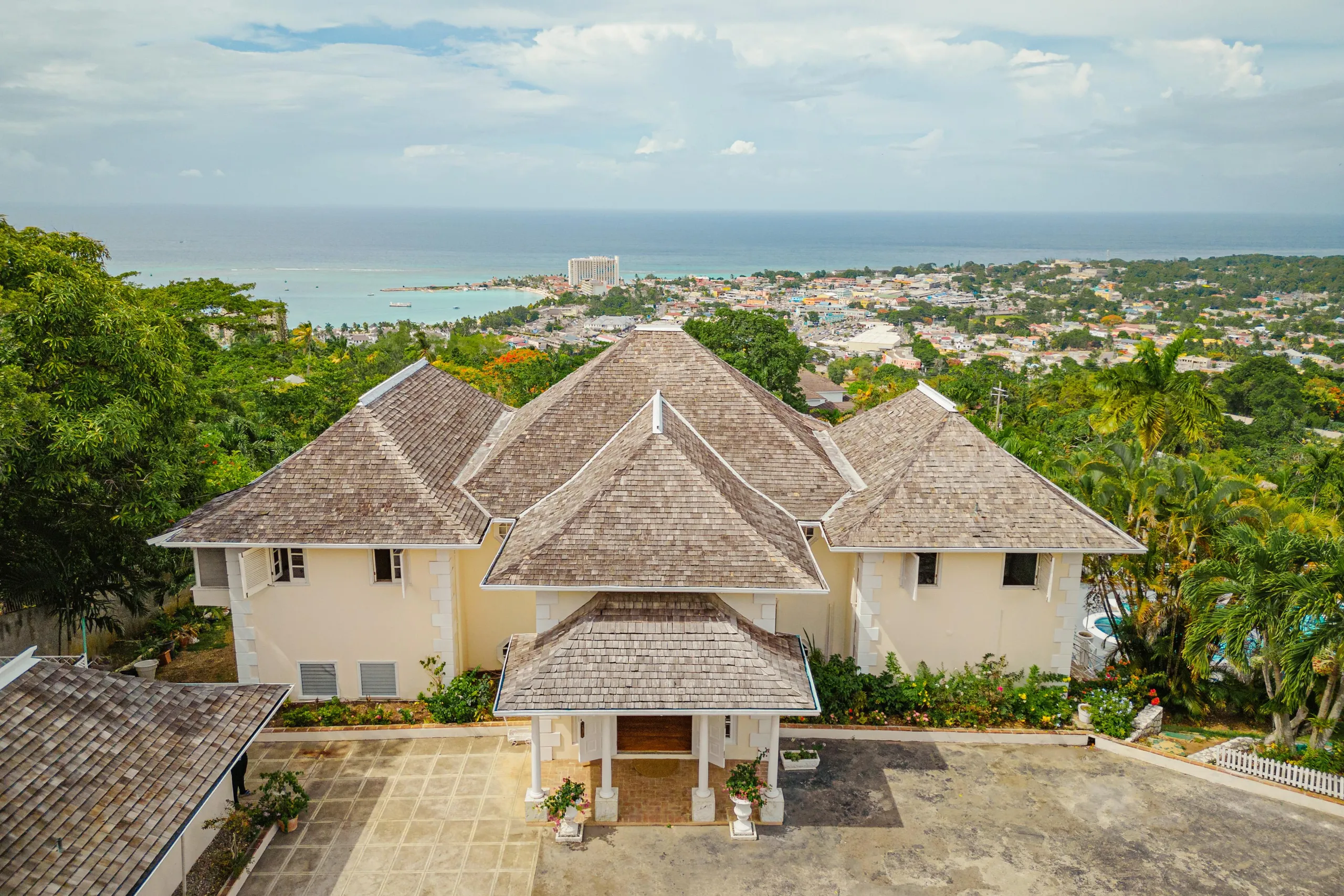 Glorious Villa with Private Pool and Overlooking View of Ocho Rios and the Sea — photograph 7