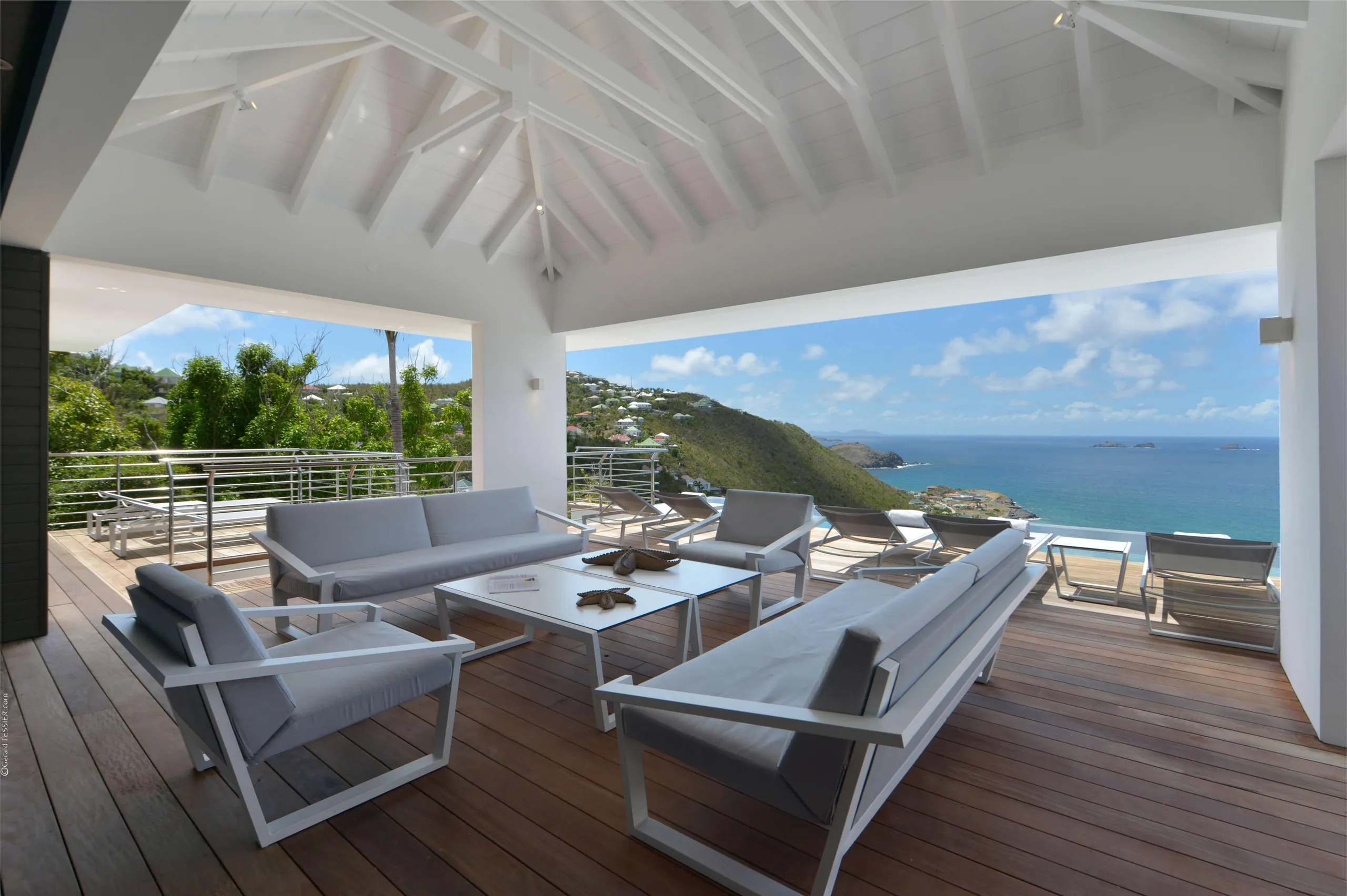 Luxe Hillside Haven with Infinity Pool and Panoramic Ocean Views — photograph 2