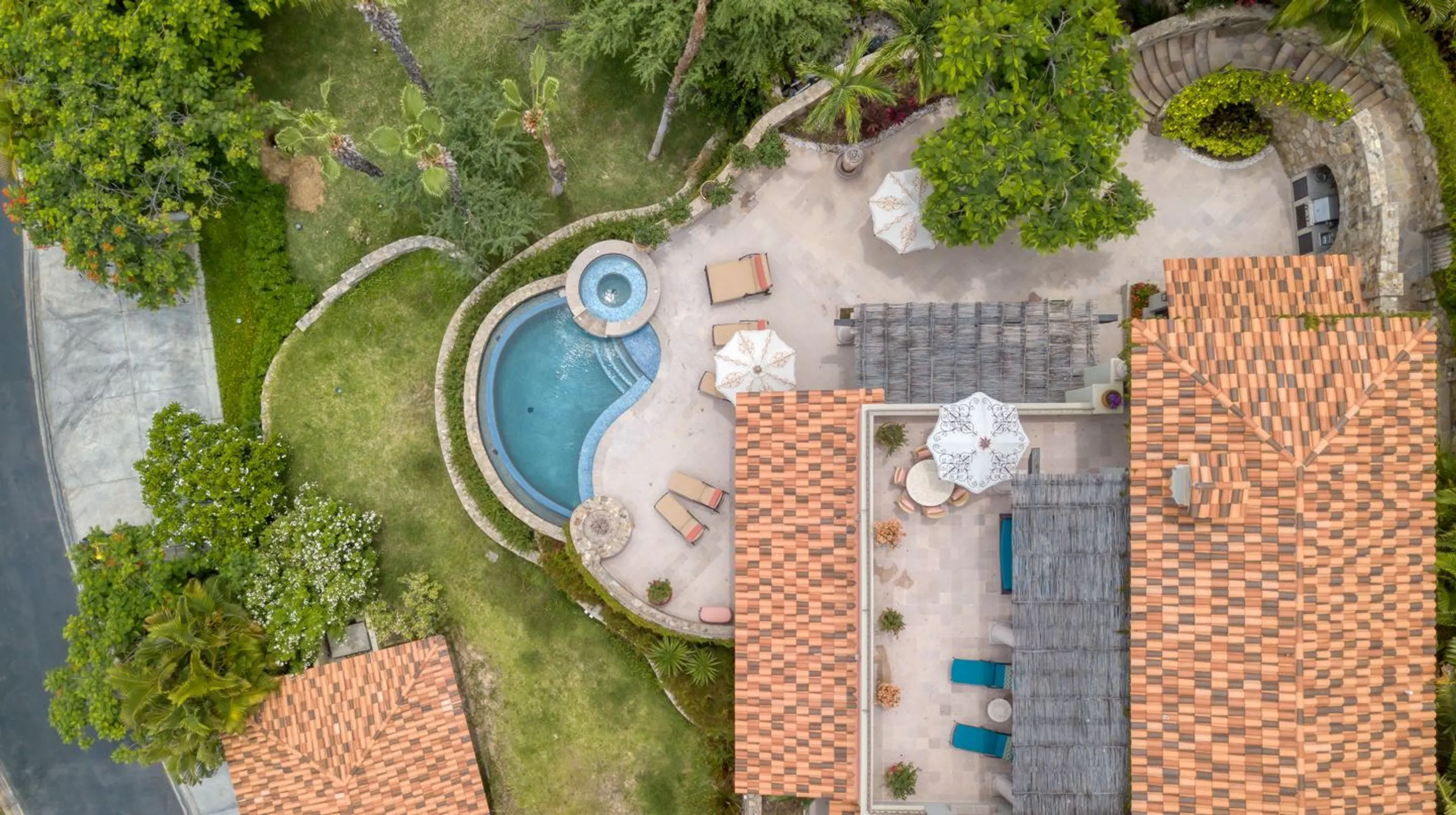 Breathtaking Oceanview Villa: Seamless Indoor-Outdoor Living with Pool, Jacuzzi & Gourmet Amenities — photograph 5