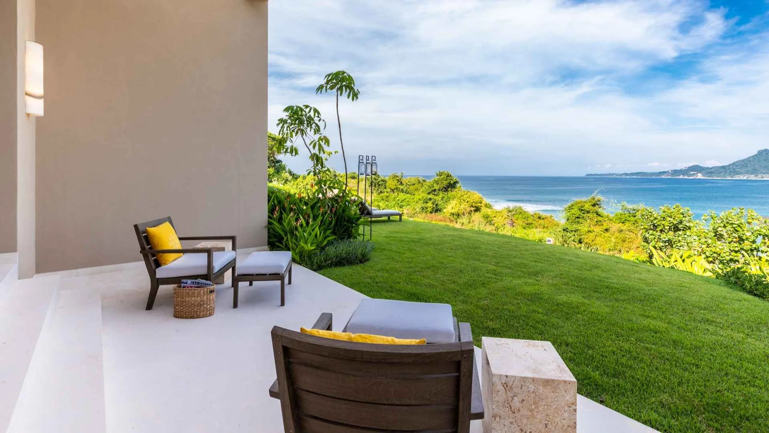 Sophisticated Three-Tiered Villa with Private Pool and Ocean Views — photograph 5