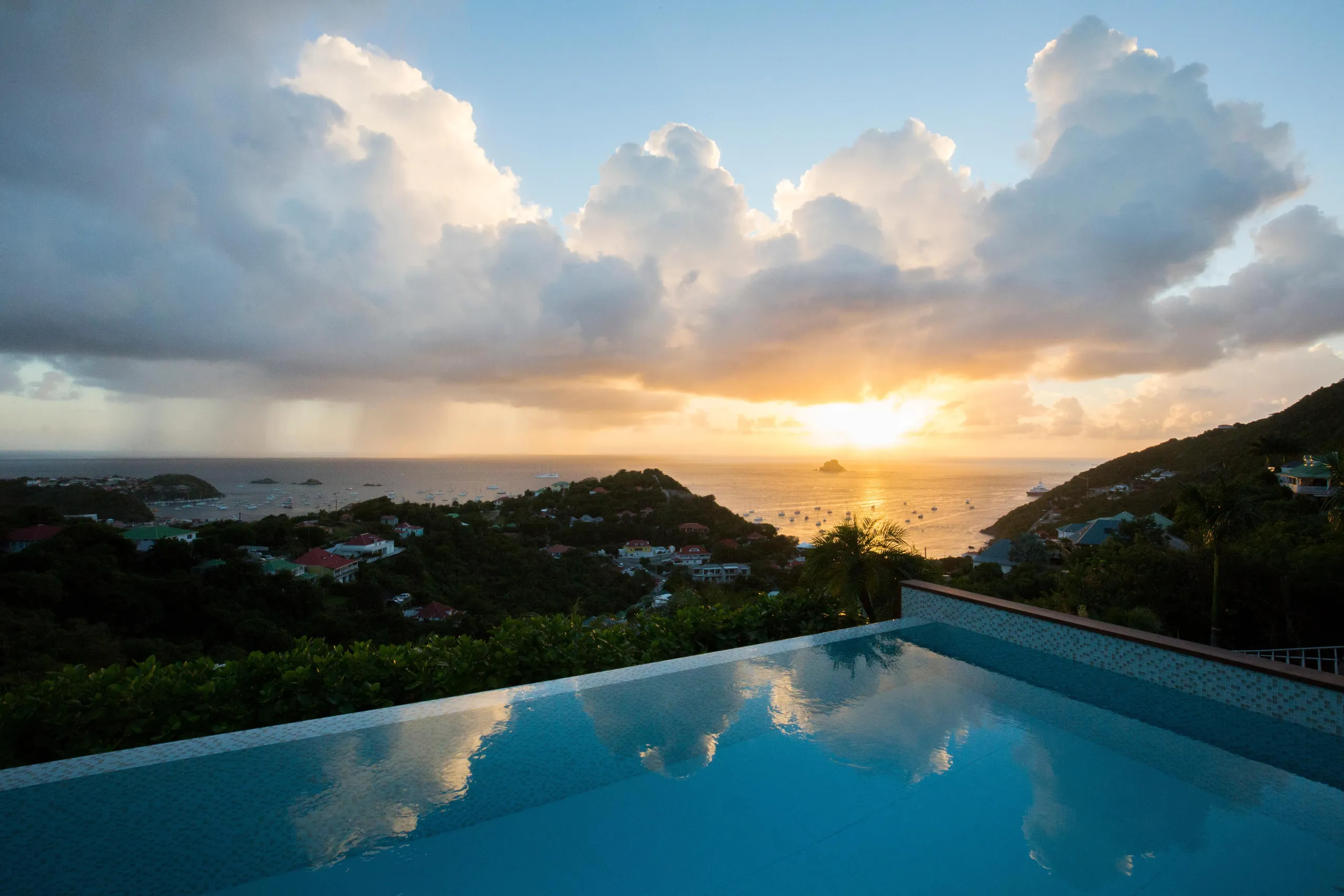 Refined Modern Oceanside Villa with Infinity Pool and Fitness Room — photograph 4