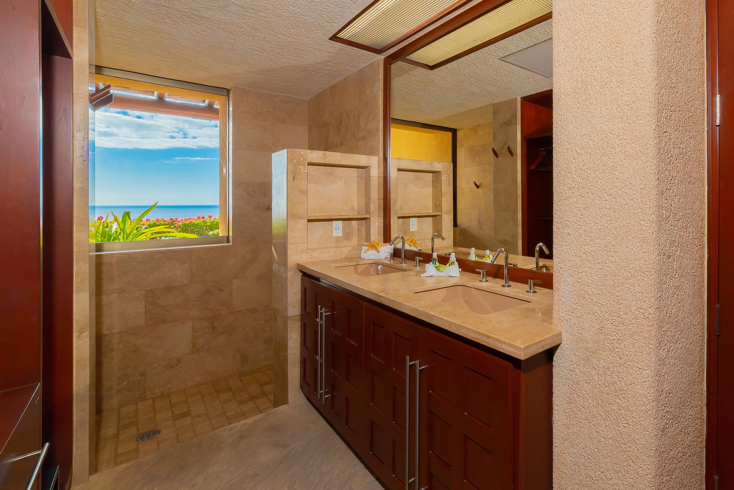 Hillside Grand Pedregal Villa with Infinity Pool and Panoramic Pacific Views. — photograph 10