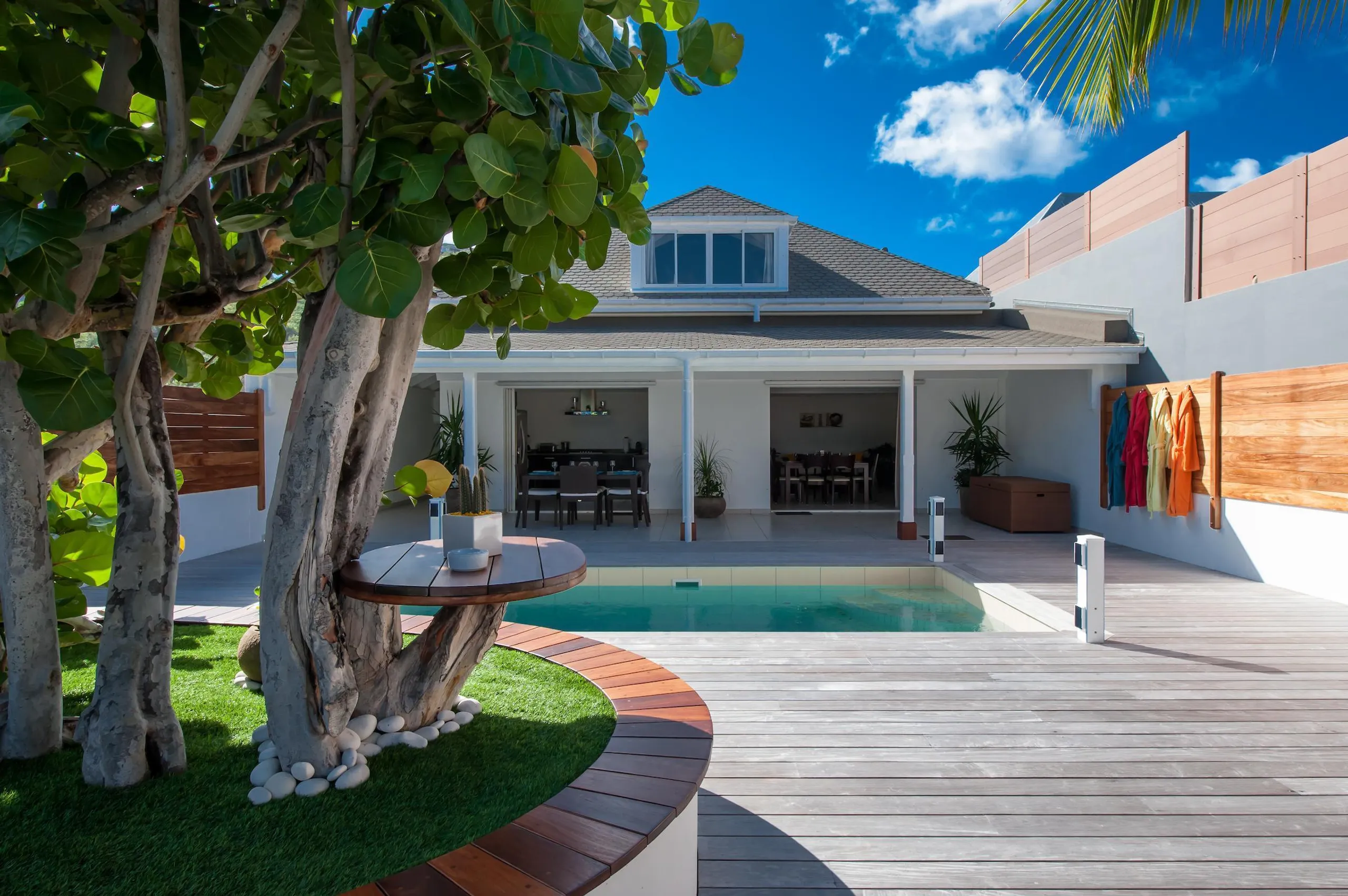 Charming Oceanview Estate with Private Pool and Walks to Beach — photograph 2