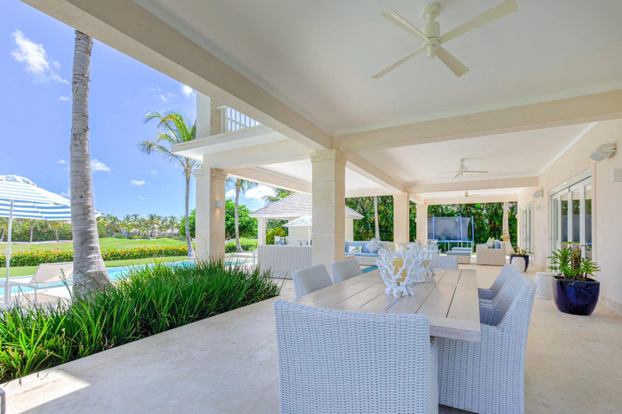 Resplendent Five Bedroom Villa with Privaate Pool and Scenic Views — photograph 6