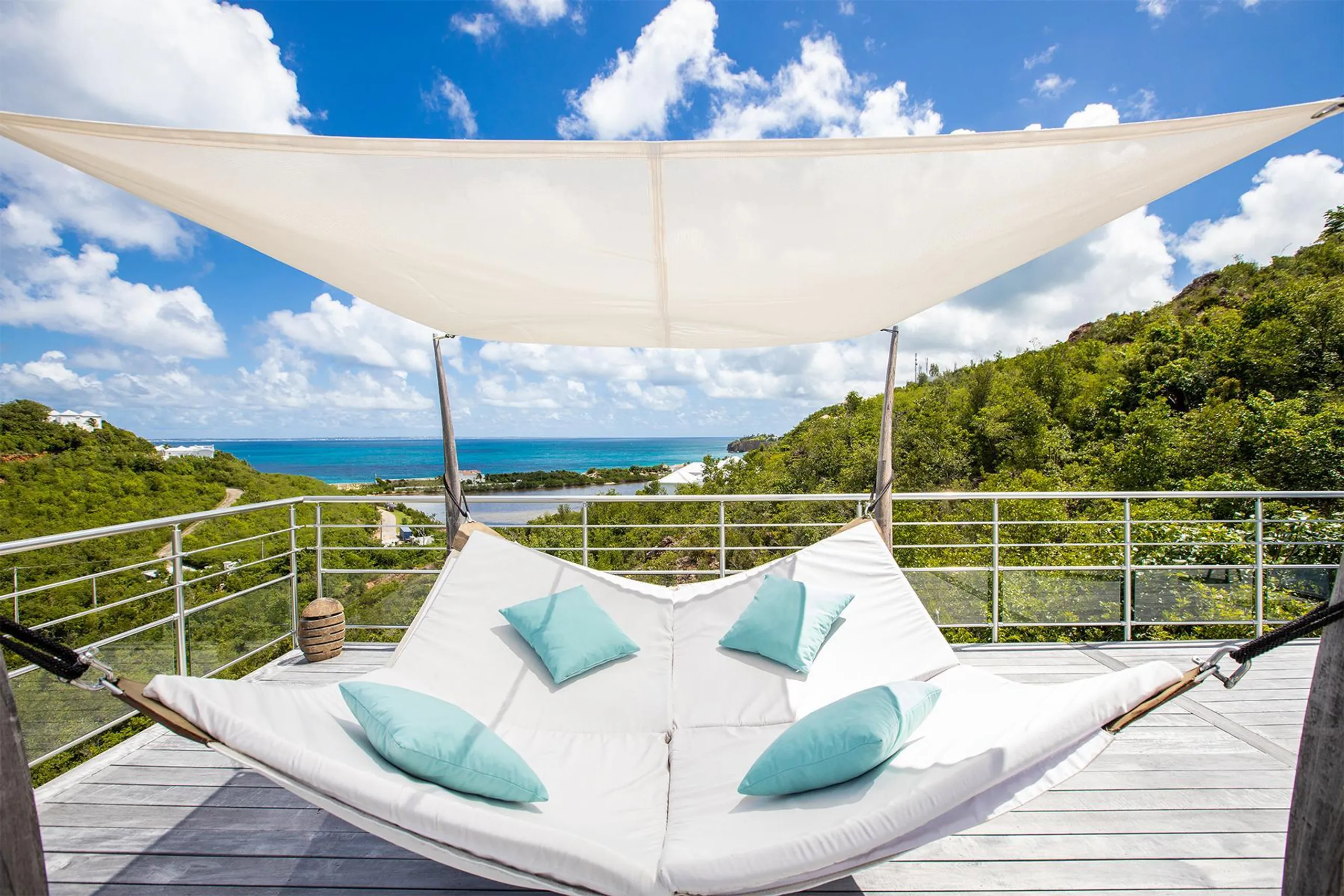 Breathtaking Luxe Estate with Private Pool and Views — photograph 2