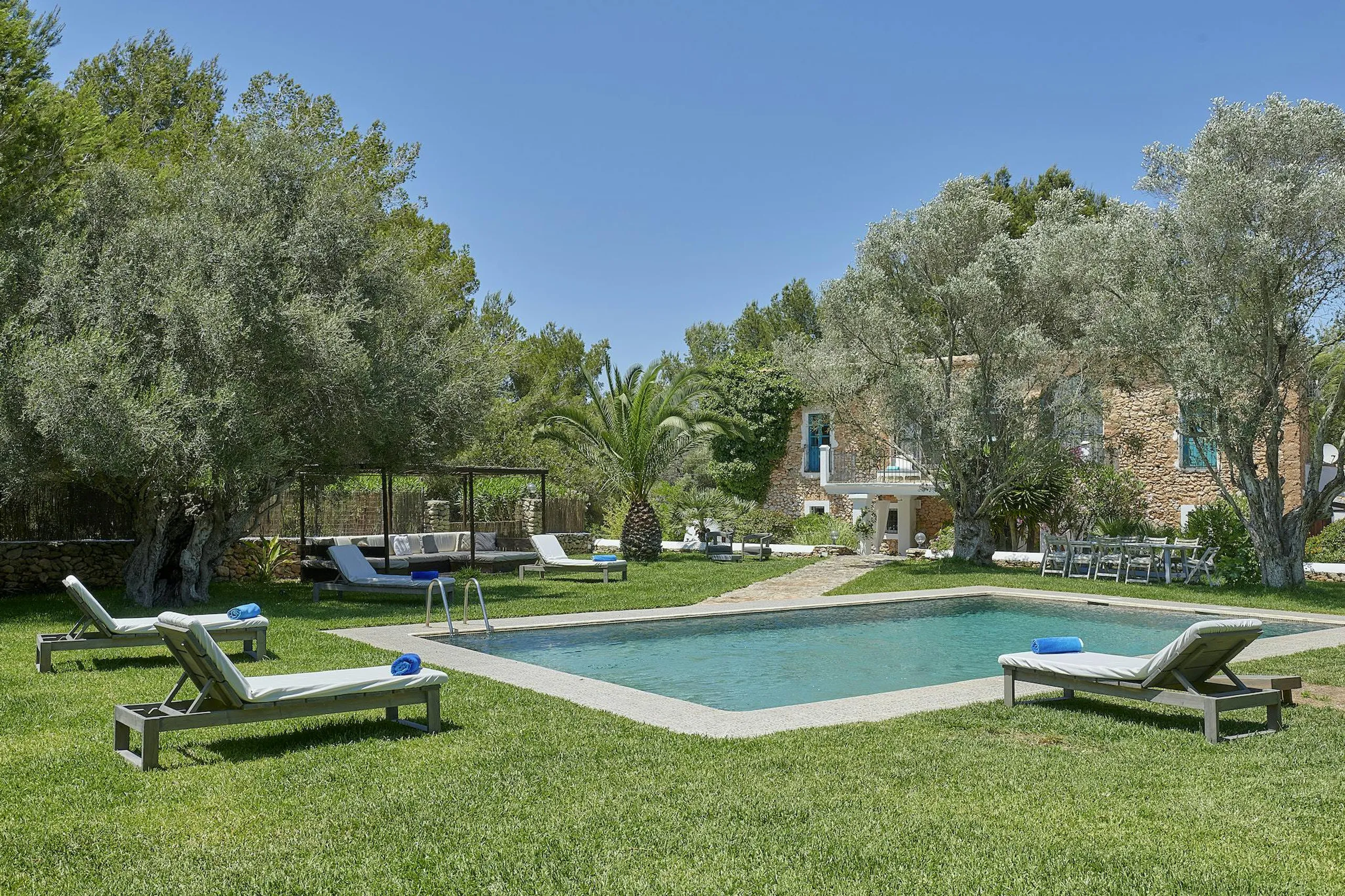 Relaxing Spanish Estate with Private Pool and Gazebo — photograph 2