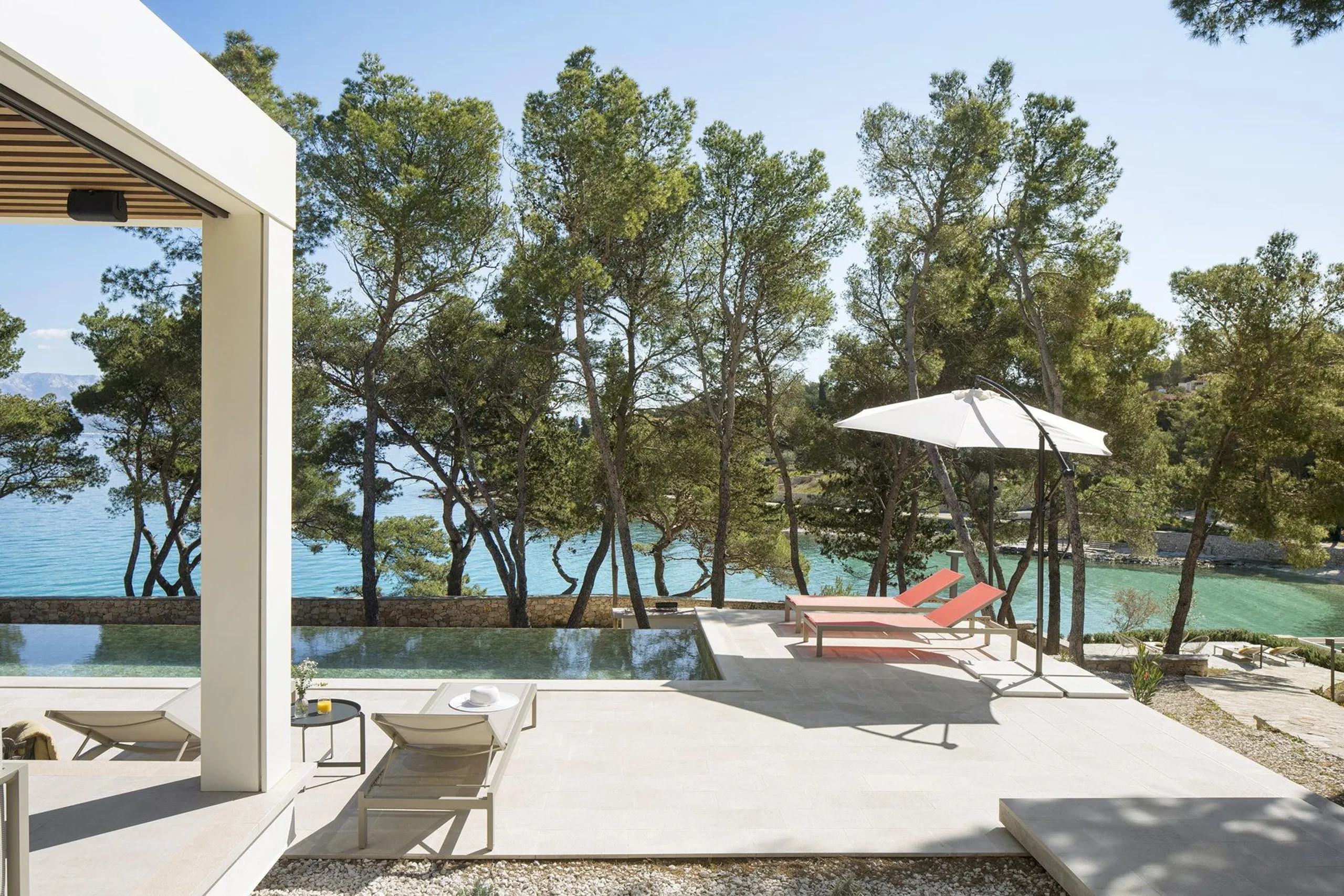 Sophisticated Contemporary Villa with Pool and Breathtaking Sea Views — photograph 6