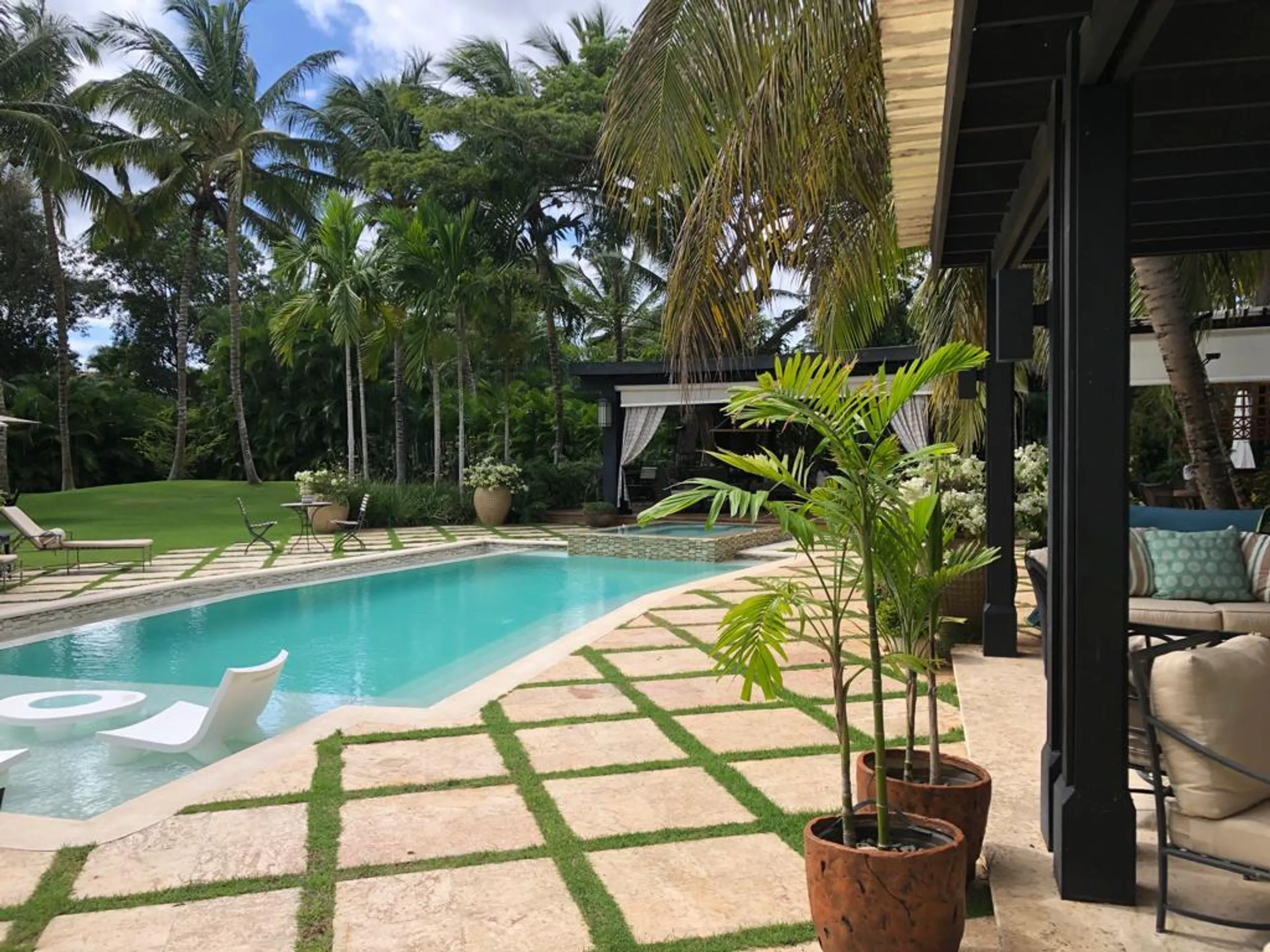 Superb Tropic Retreat with Private Pool and Garden Grounds — photograph 3