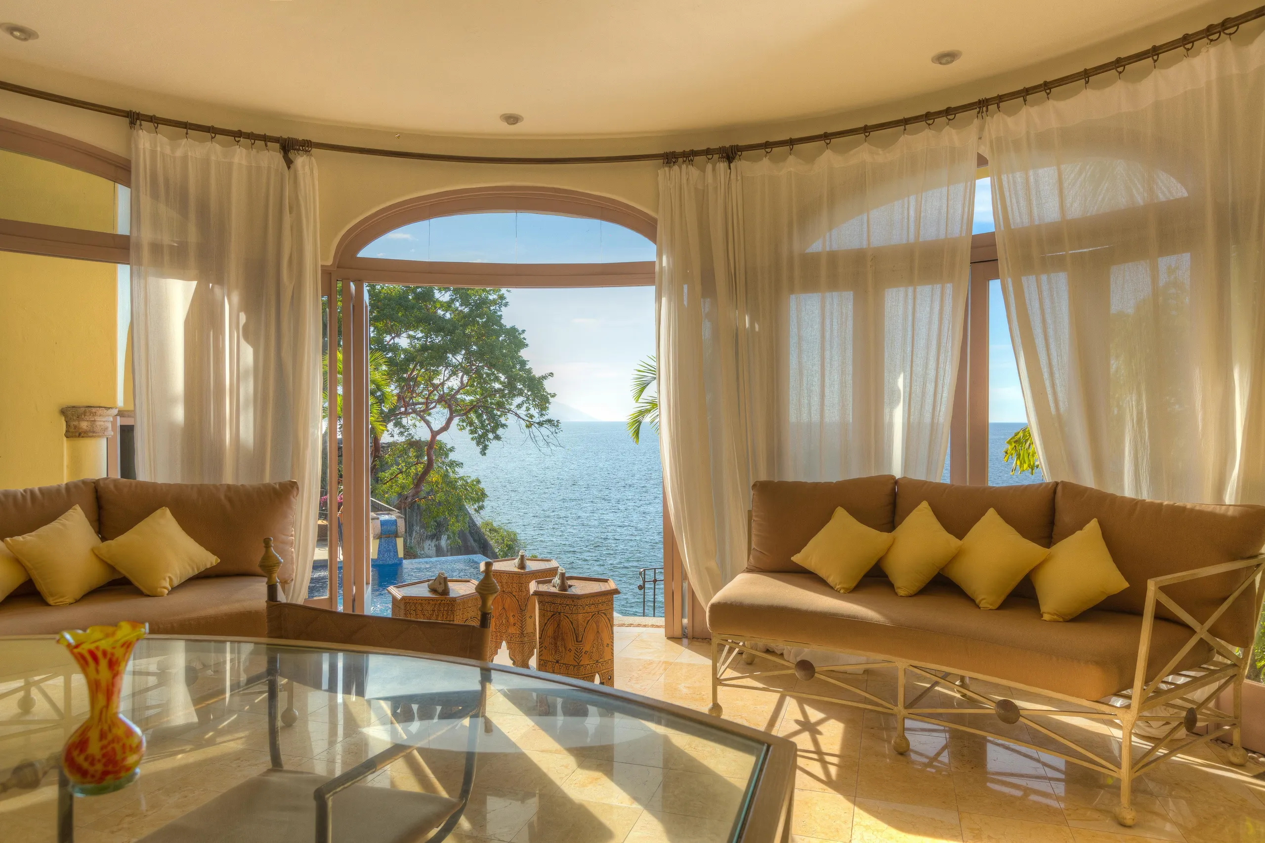 Elegant Cliffside Luxury Retreat with Infinity Pool and Ocean Views — photograph 9