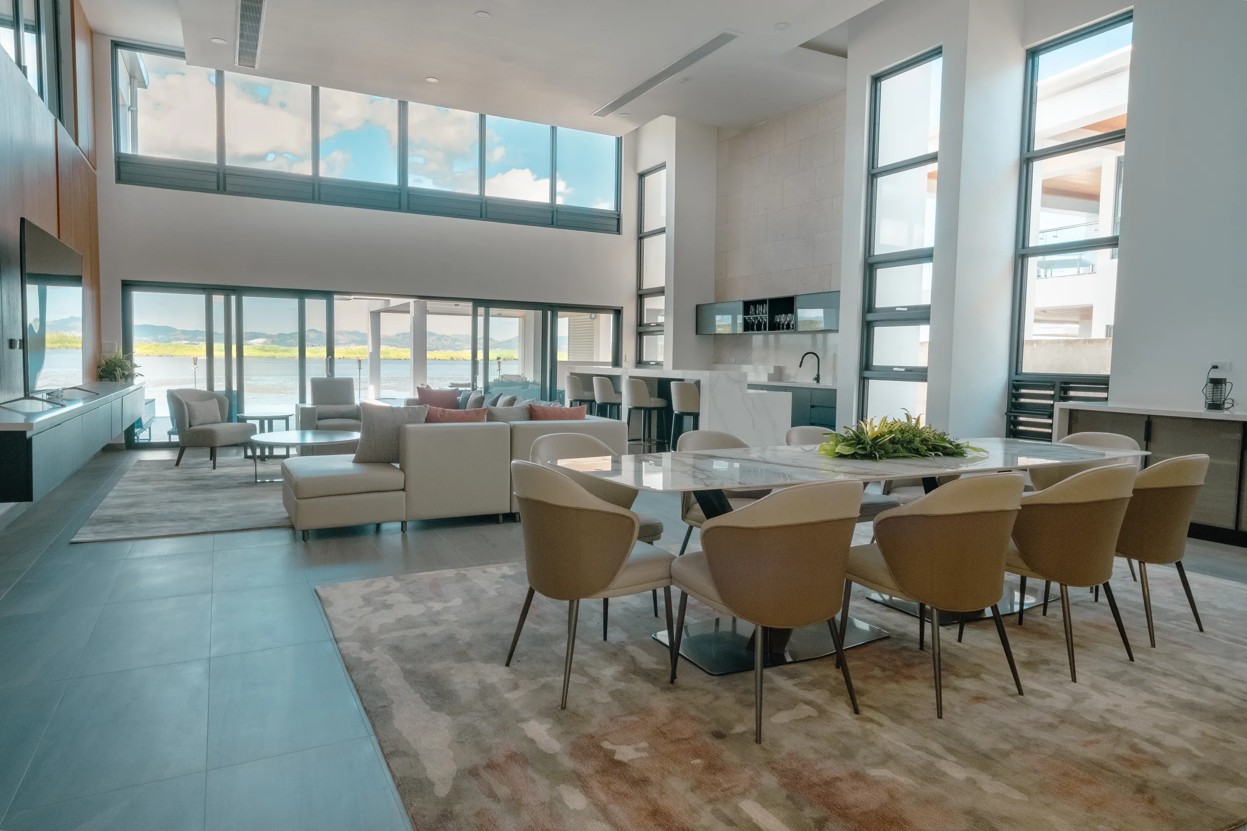 Captivating Beachfront Villa with Private Pool and Terrace — photograph 4