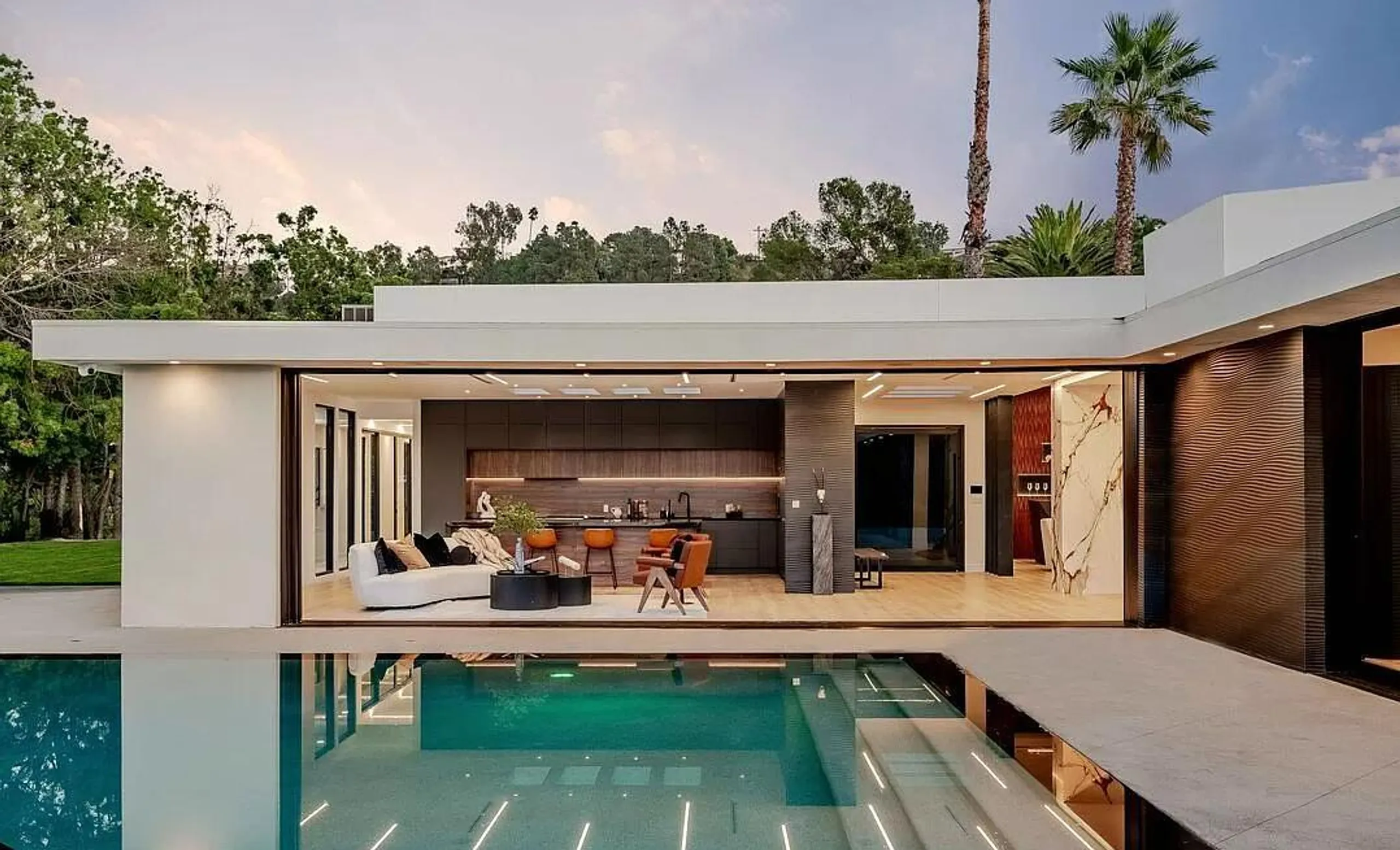 Modern Hillside Estate with Ocean Views — photograph 7
