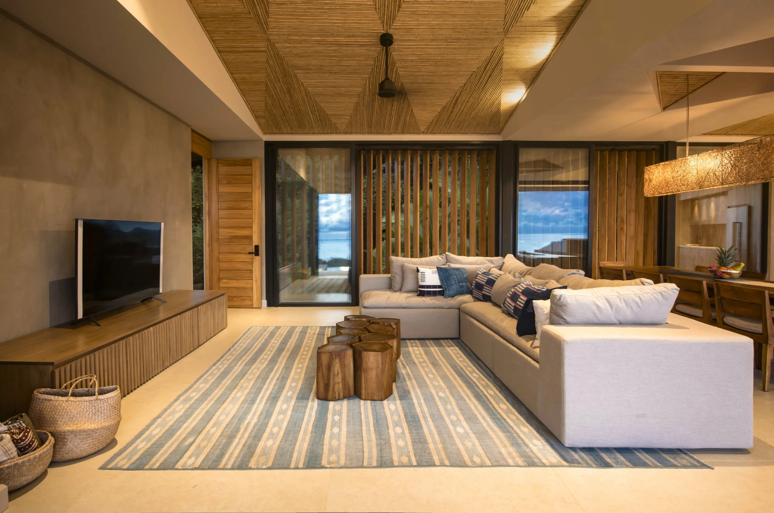 Serene Eco-Luxury Villa with Private Pool and 180° Ocean Views — photograph 4