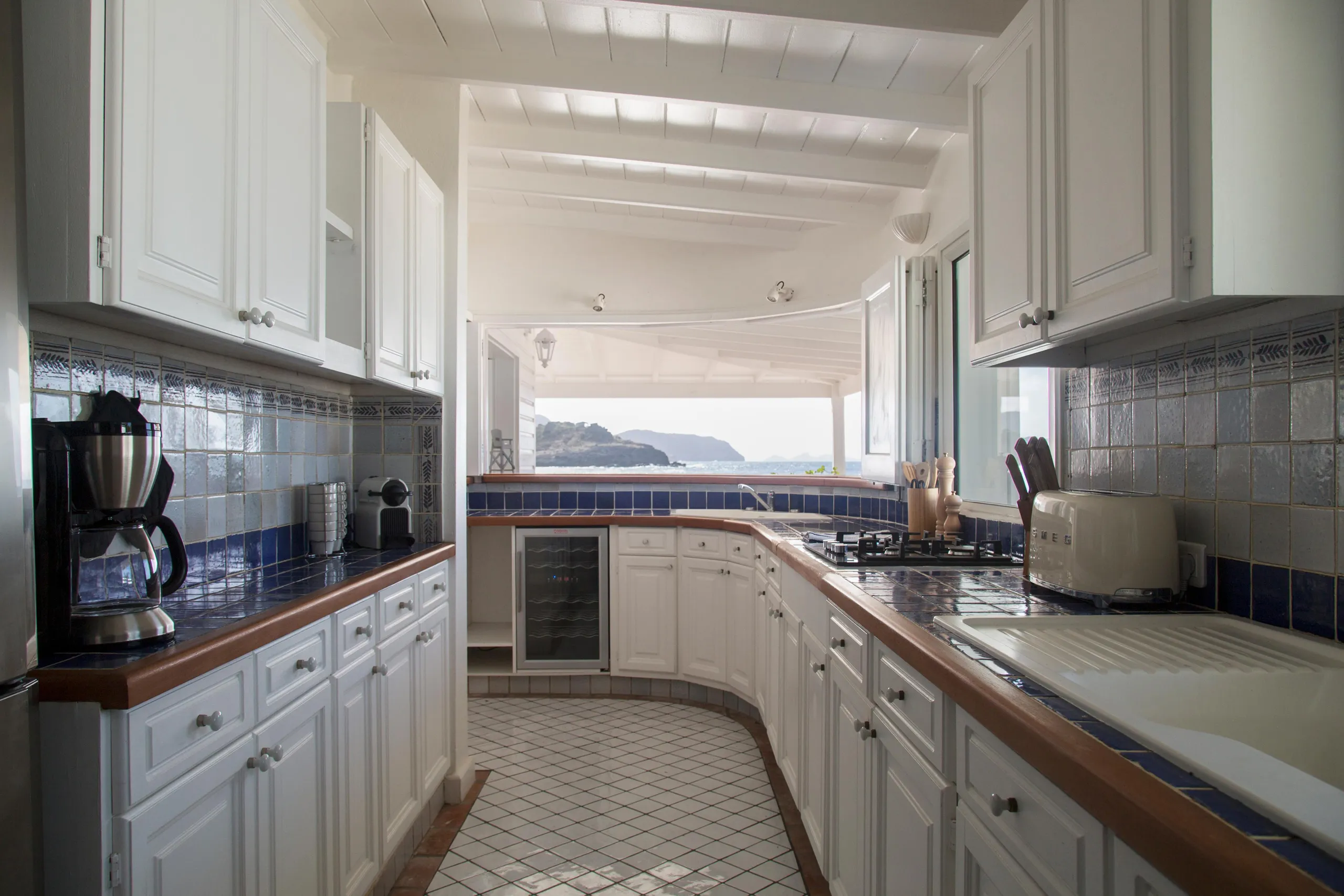 Charming Seaside Beach Front Villa with Stunning Ocean Views — photograph 7