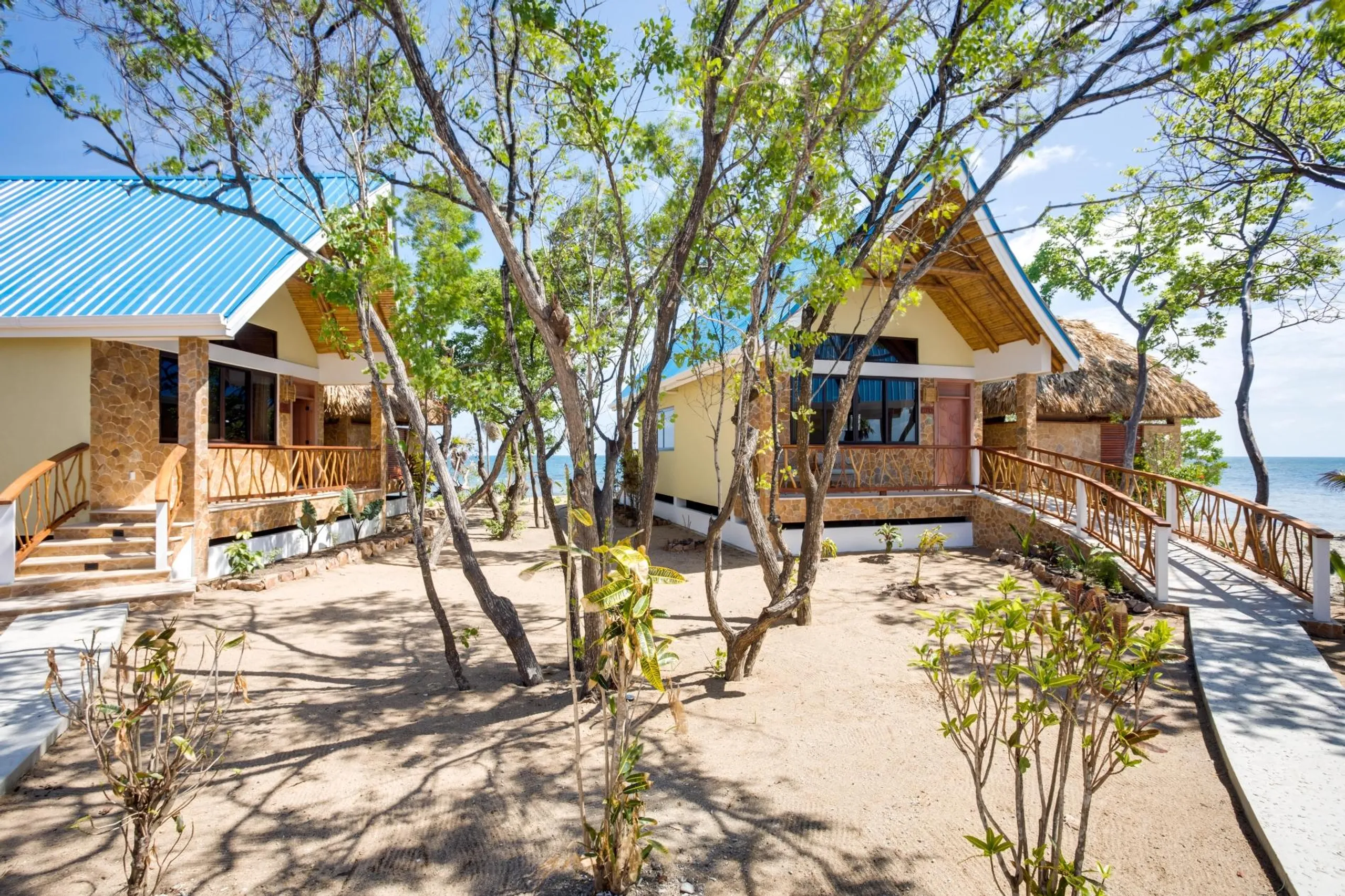 Tranquil Private Island Villa with Pool and Beach Access — photograph 3
