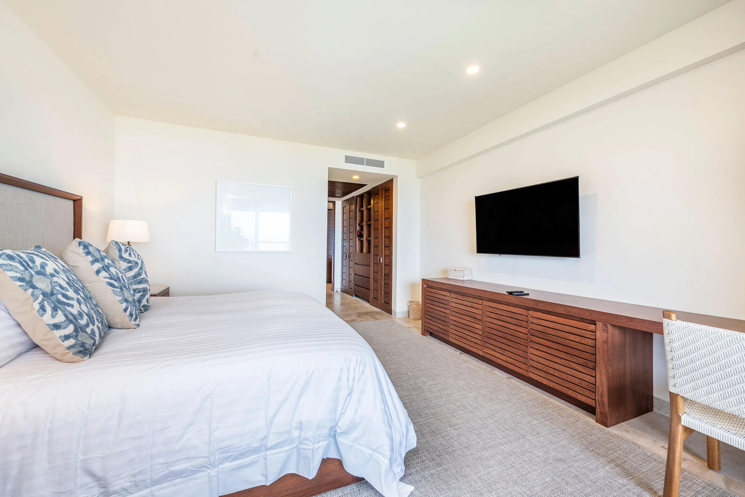 Modern 4-Bedroom Villa with Private Pool and Ocean Views — photograph 10