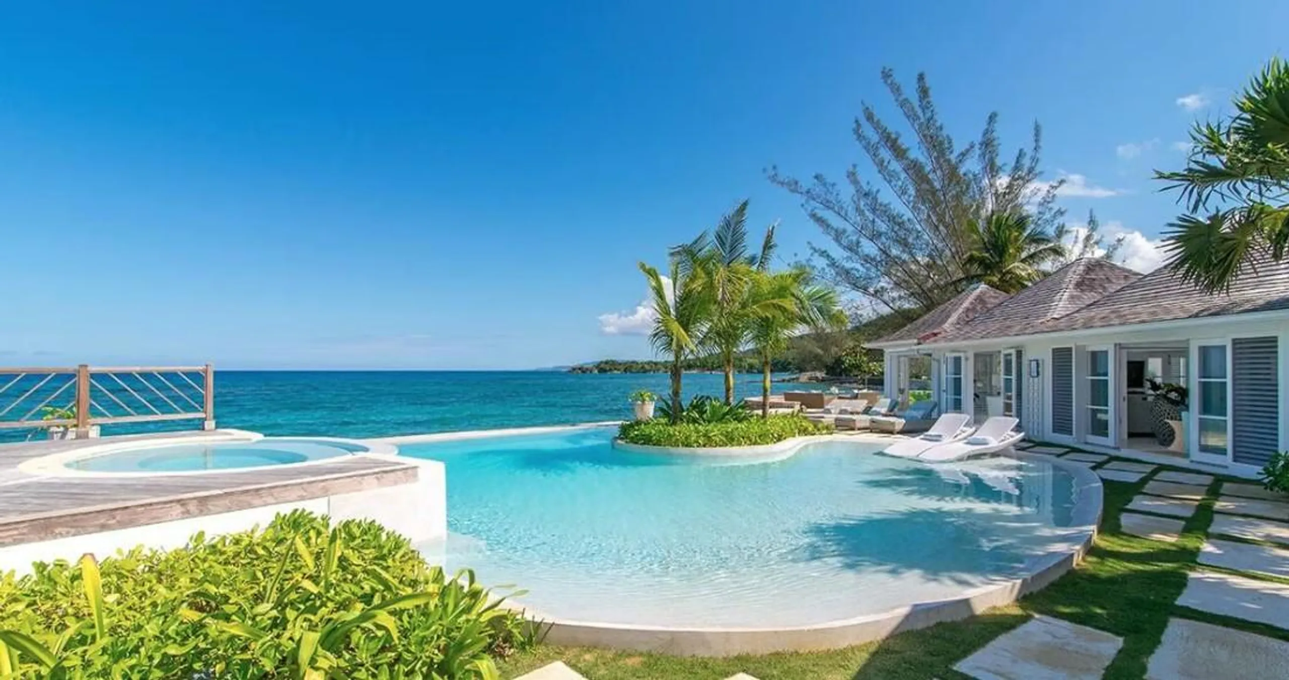 Chic Seafront Retreat in Sandy Bay with Private Pool and Panoramic Ocean Views — photograph 8