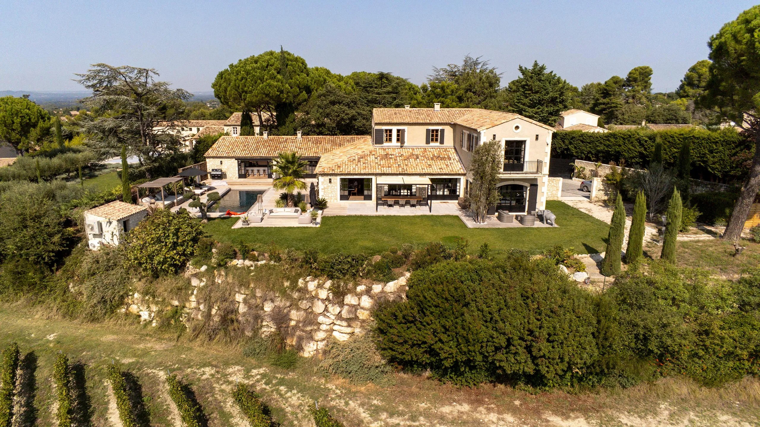 Chic Escape  with Panoramic Mountain Views and a Heated Pool — photograph 9