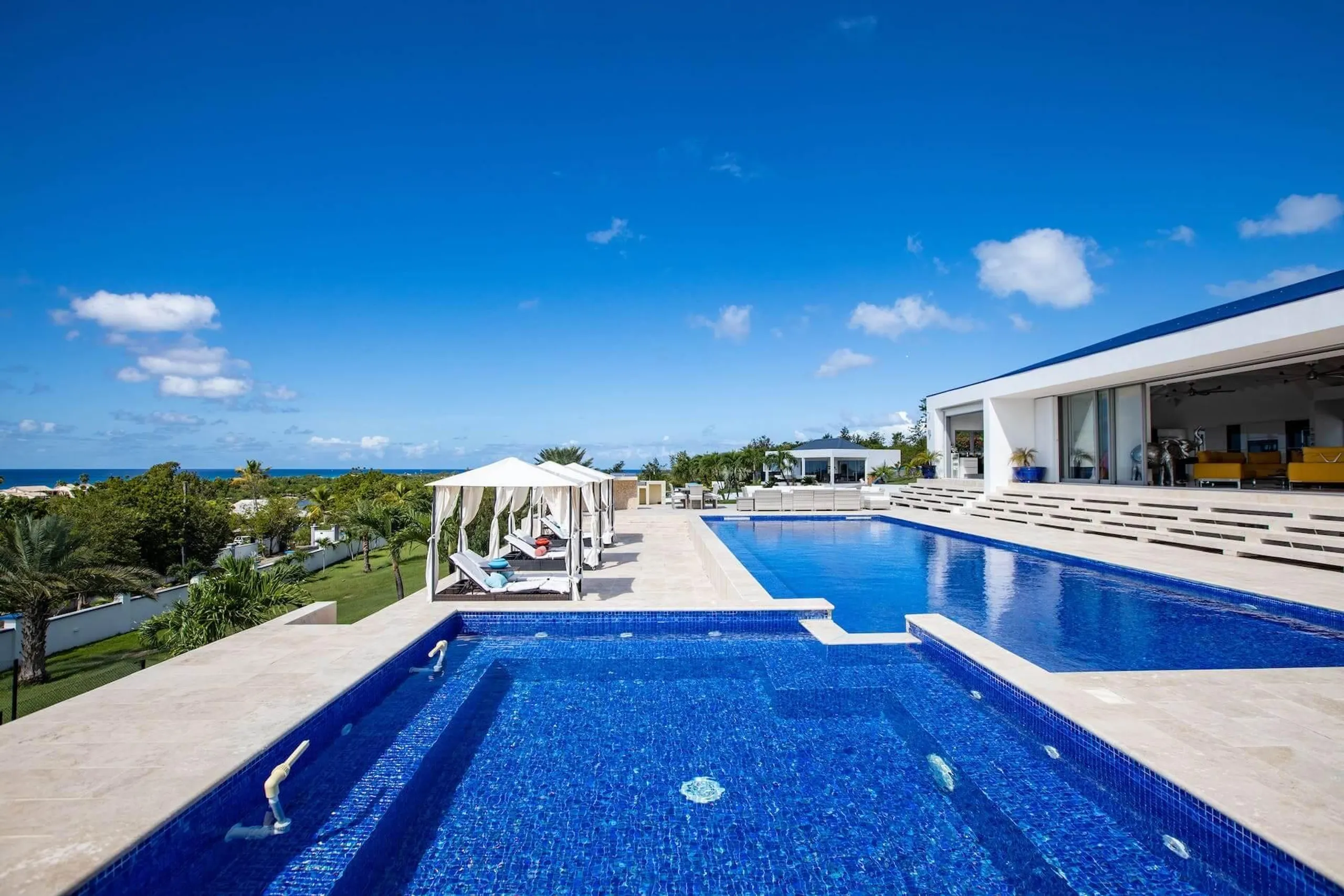 Luxe Retreat Villa with Private Pool, Tennis and Unmatched Views of Caribbean Sea — photograph 4