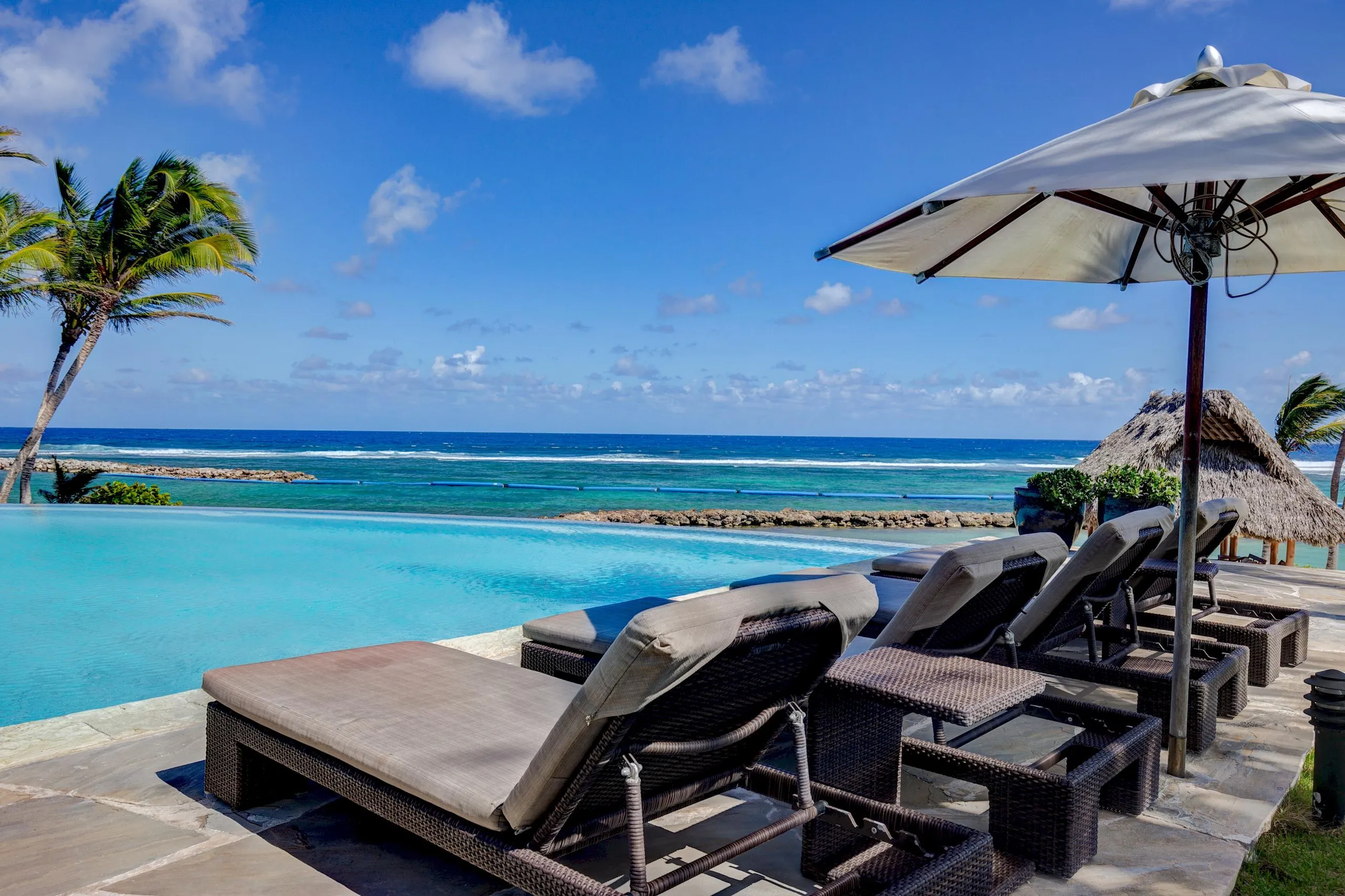 Splendid Waterfront Villa with Private Infinity Pool, and Stunning Sea Views — photograph 5