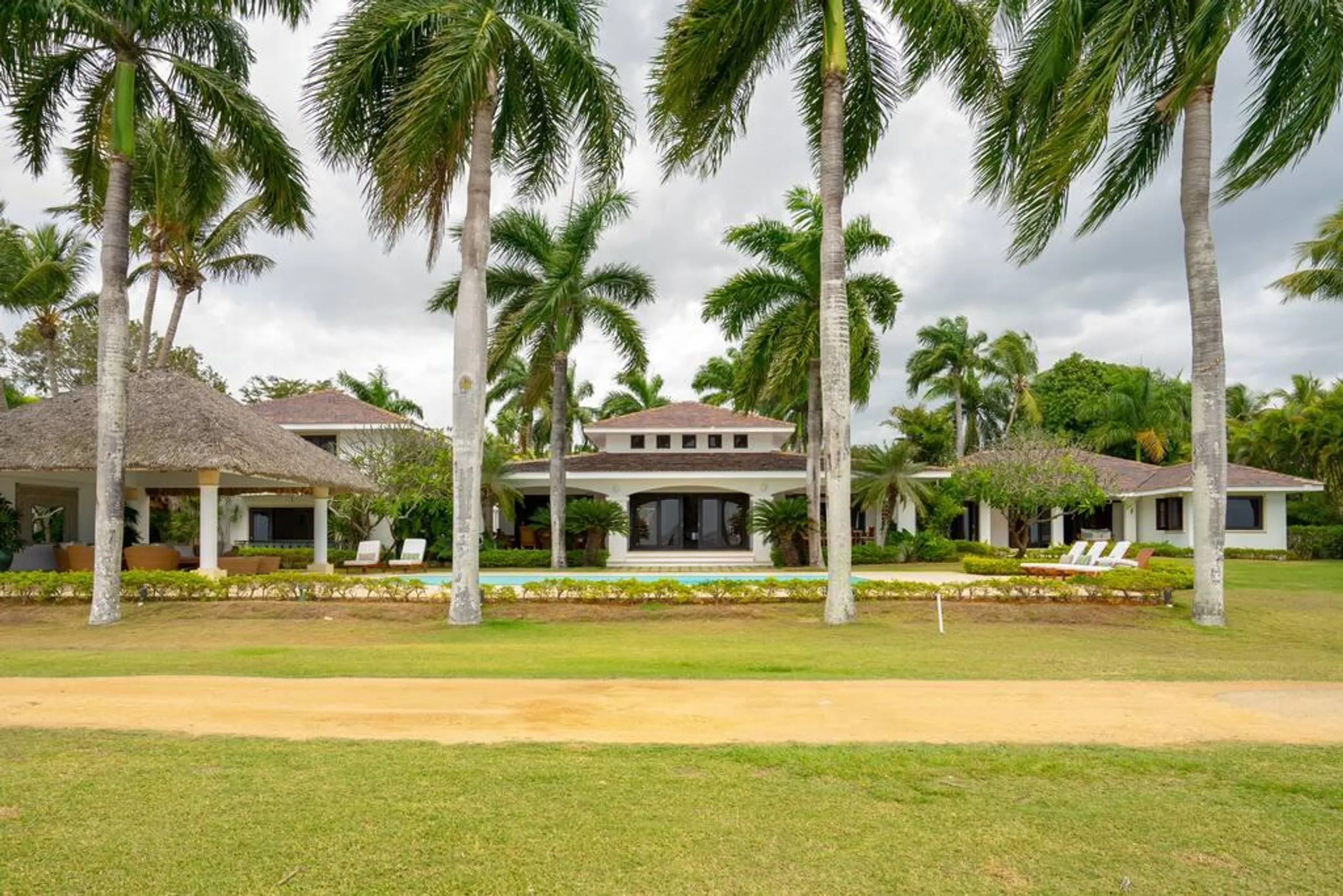Breathtaking Oceanside Villa with Private Pool, Gazebo and Walks to Beach — photograph 6