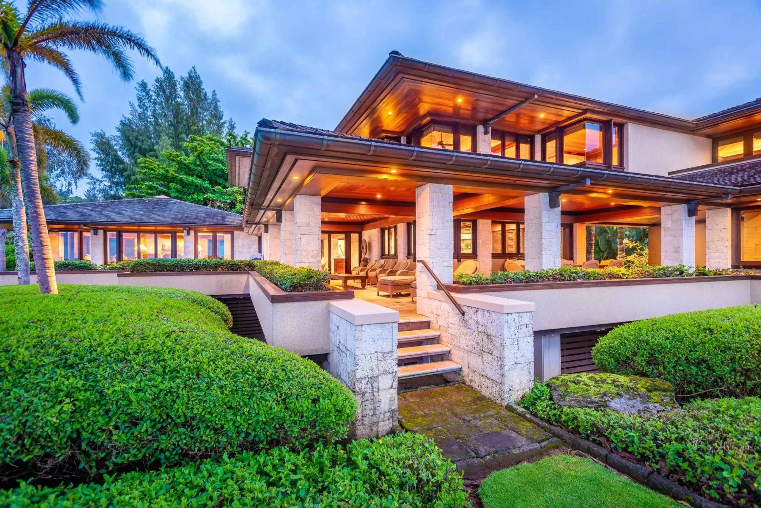 Enchanting Oceanfront Villa with Panoramic Views of Panini Beach Hawaii — photograph 3