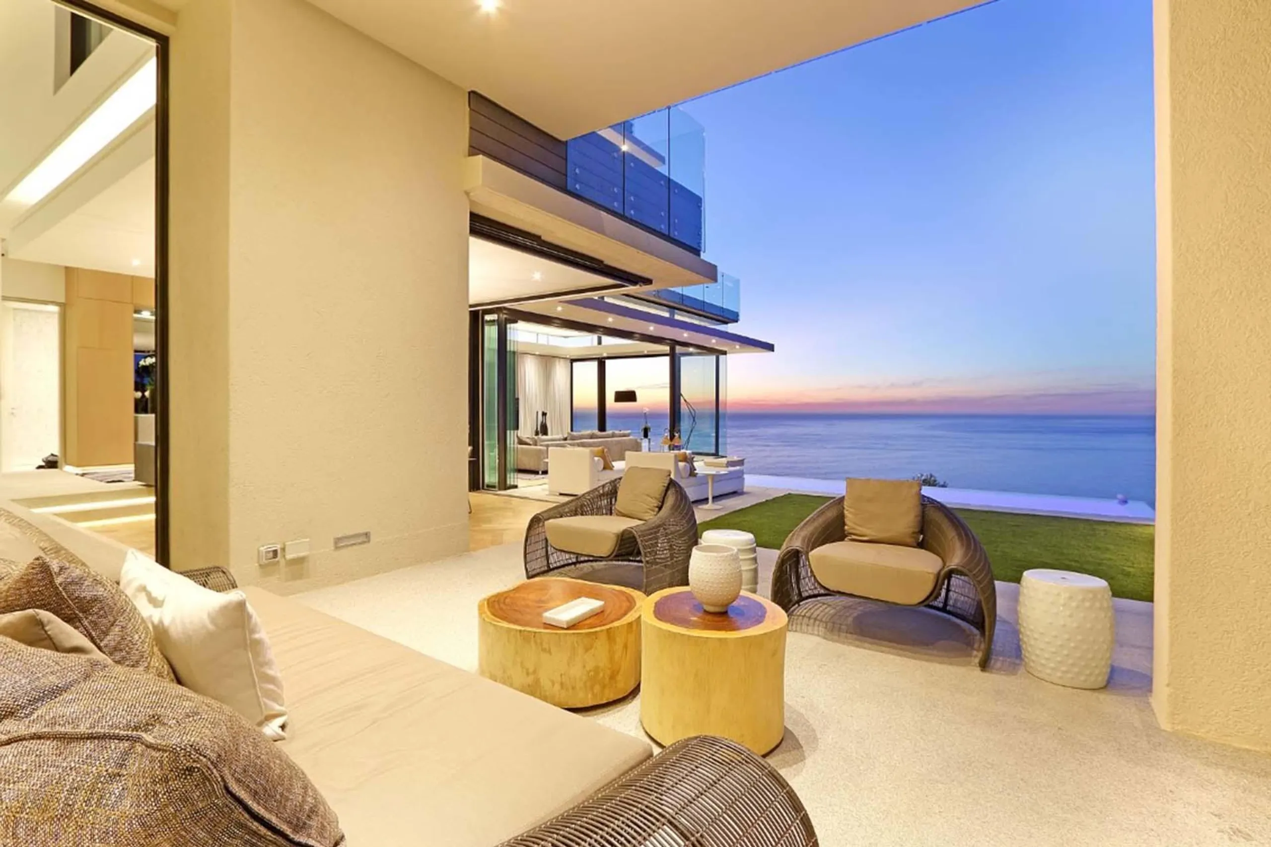 Magnificent Modern Contemporoary Villa with Sweeping Ocean Views — photograph 3